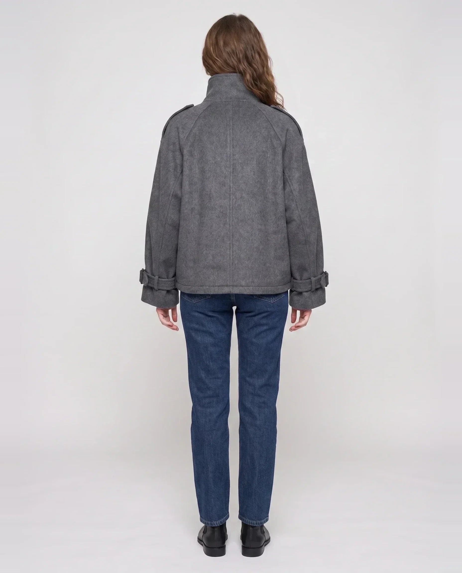 Veste courte cocon en lainage gris chiné Josiane, vue de dos en studio