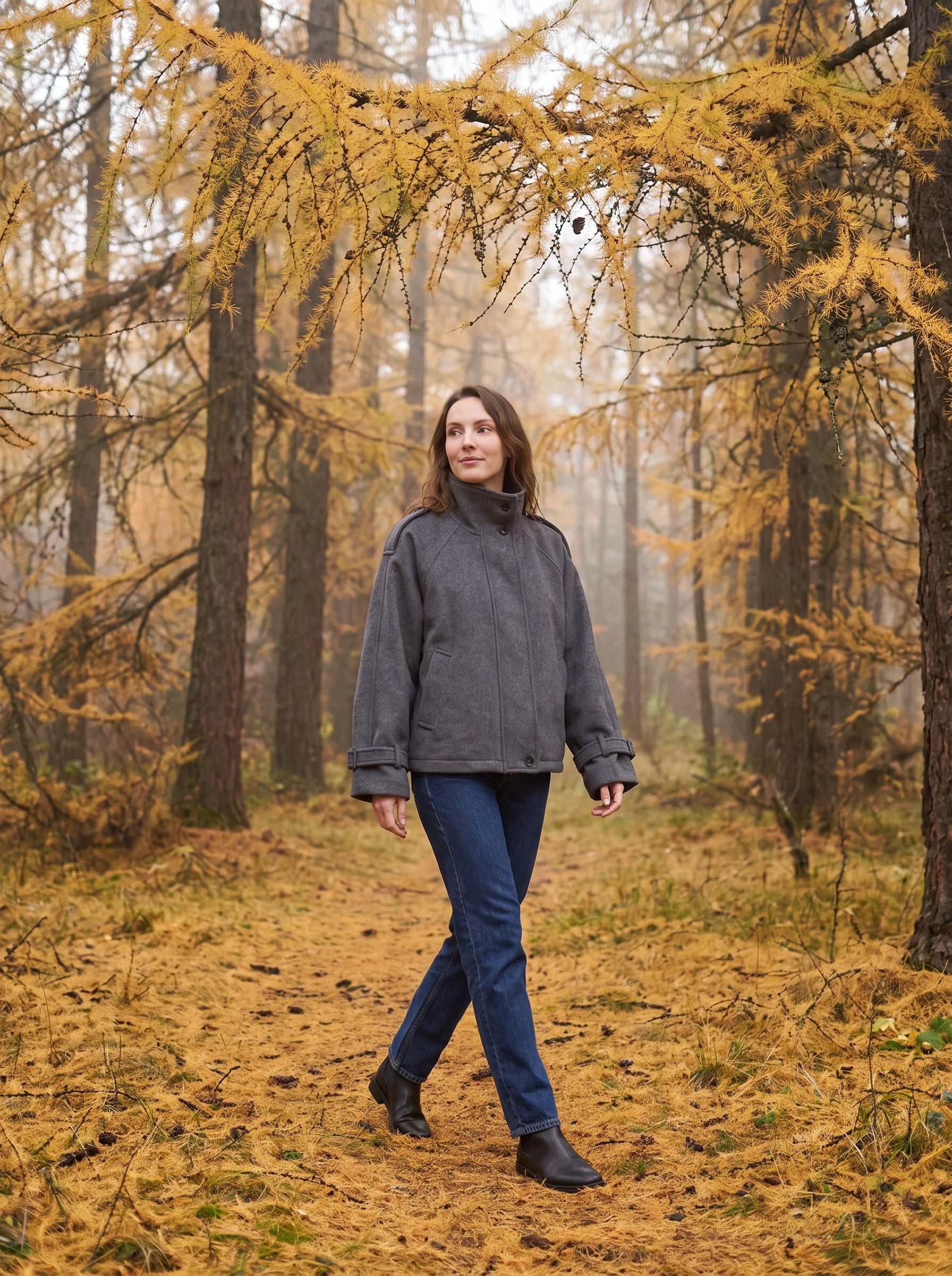 Veste cocon en lainage gris chiné Josiane, portée dans une forêt de mélèzes dorés