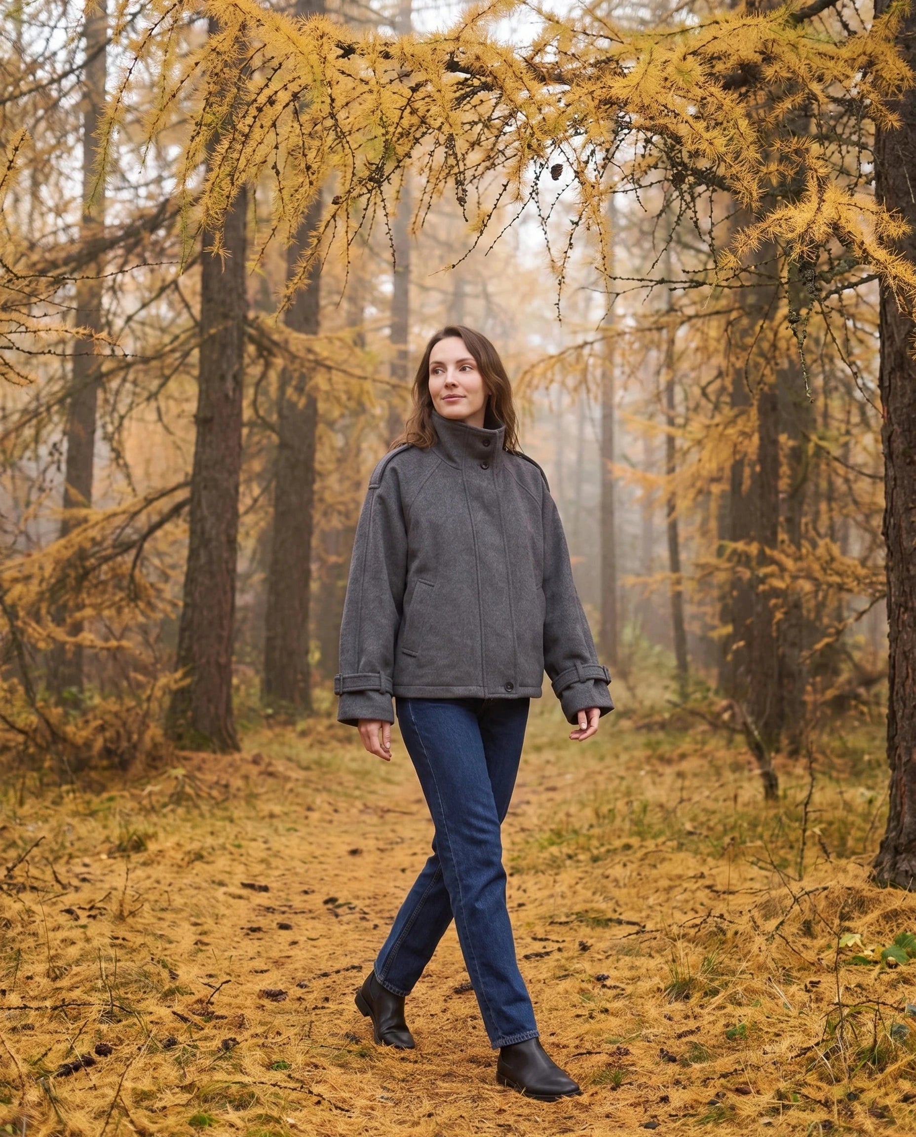 Veste cocon en lainage gris chiné Josiane, portée dans une forêt de mélèzes dorés