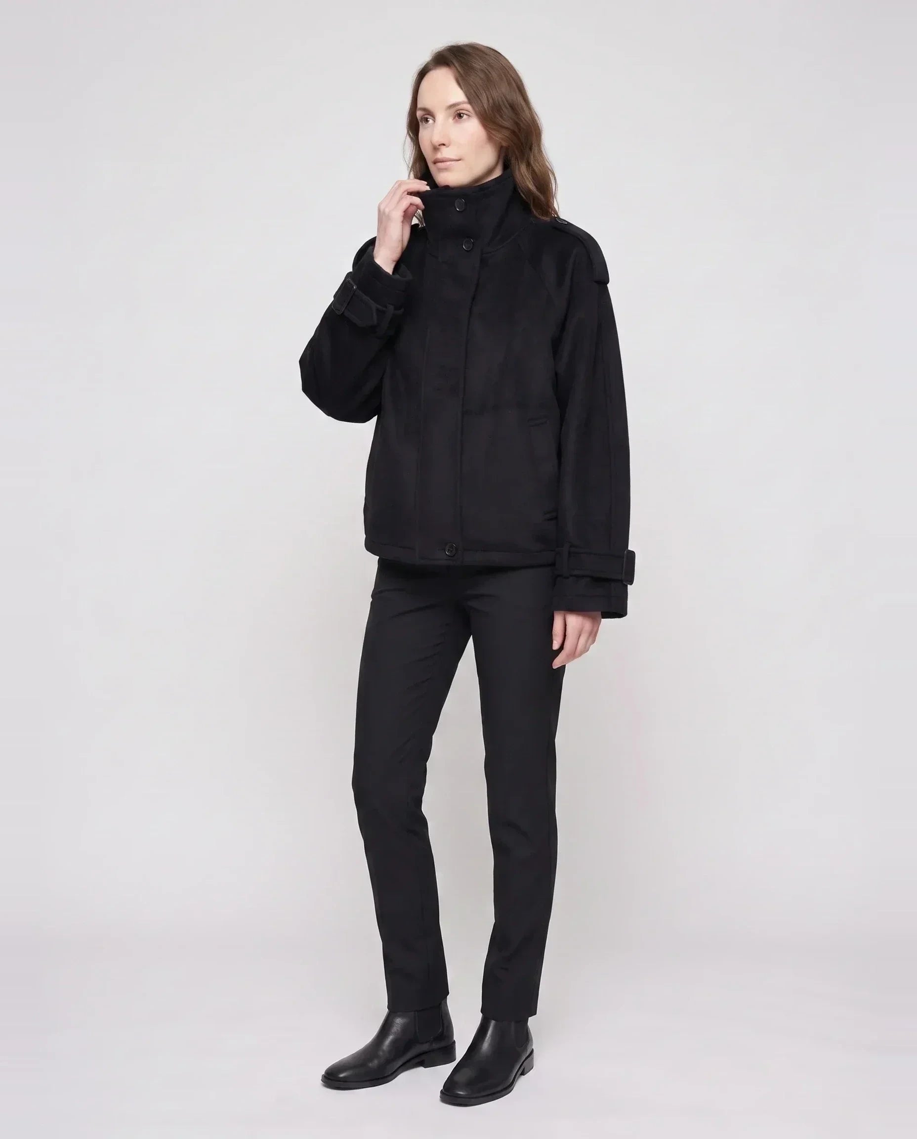 Veste courte cocon en lainage noir Josiane, vue de trois quarts en studio