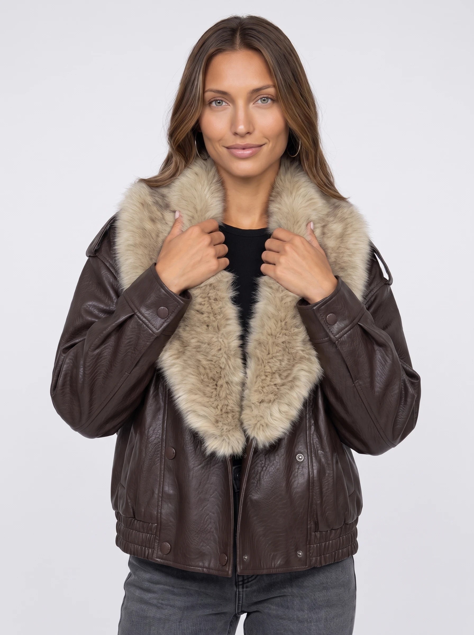 Veste oversize simili marron à col en fausse fourrure Honorée, plan rapproché en studio