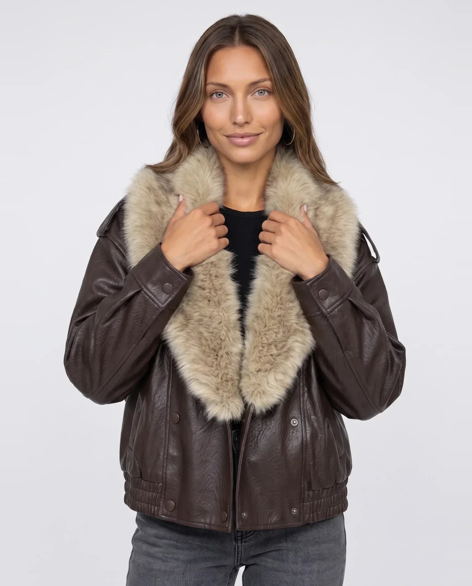 Veste oversize simili marron à col en fausse fourrure Honorée, plan rapproché en studio