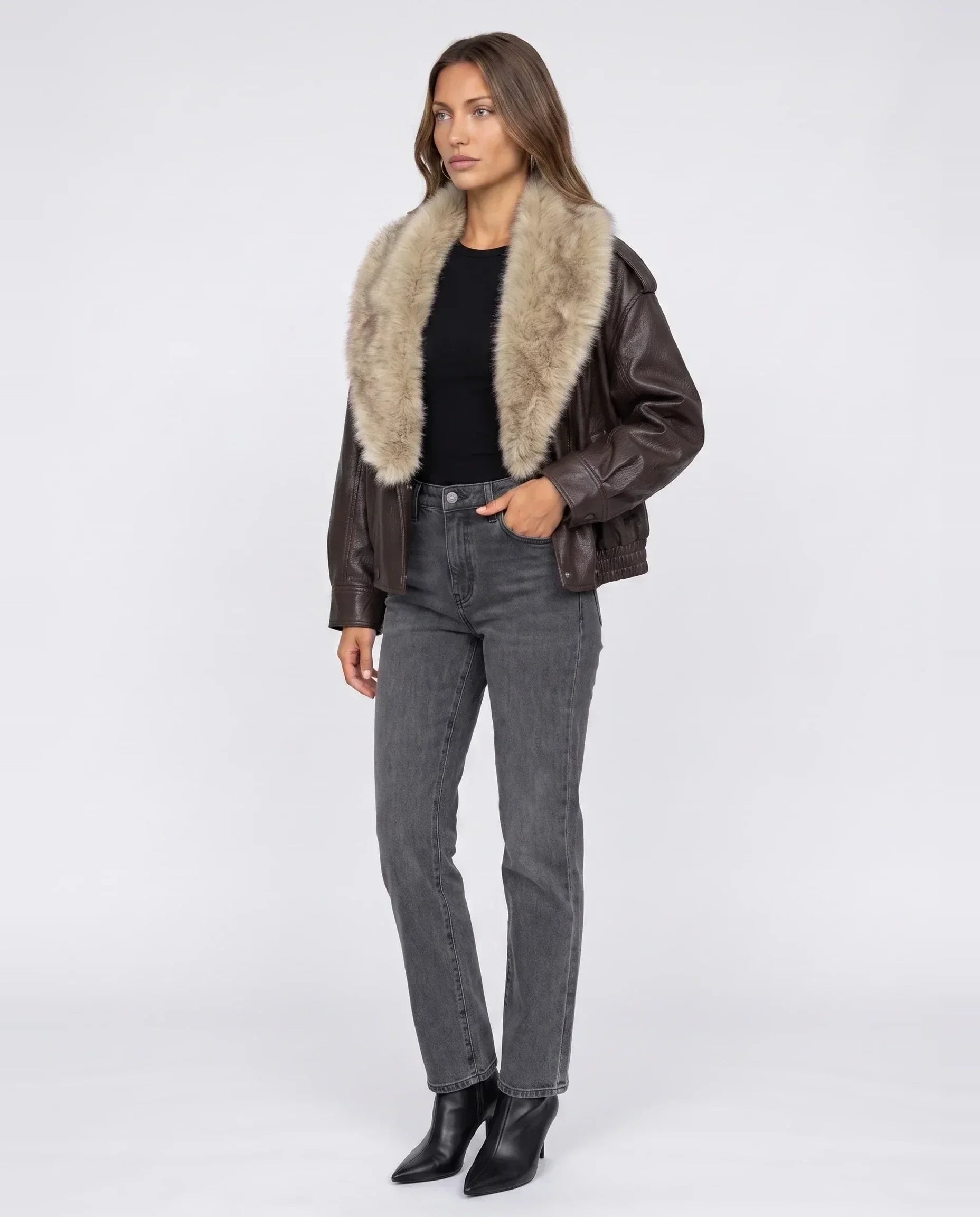 Veste oversize simili marron à col en fausse fourrure Honorée, vue de trois quarts en studio