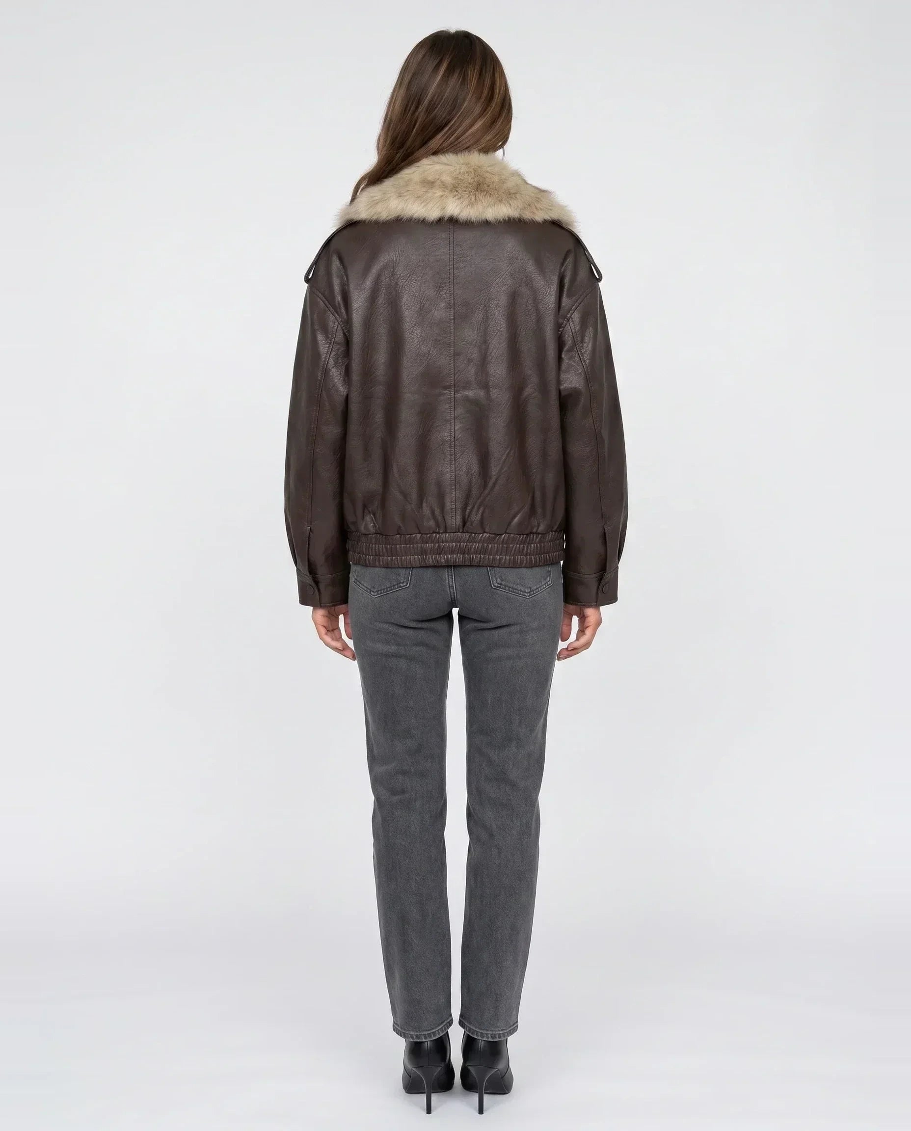 Veste oversize simili marron à col en fausse fourrure Honorée, vue de dos en studio