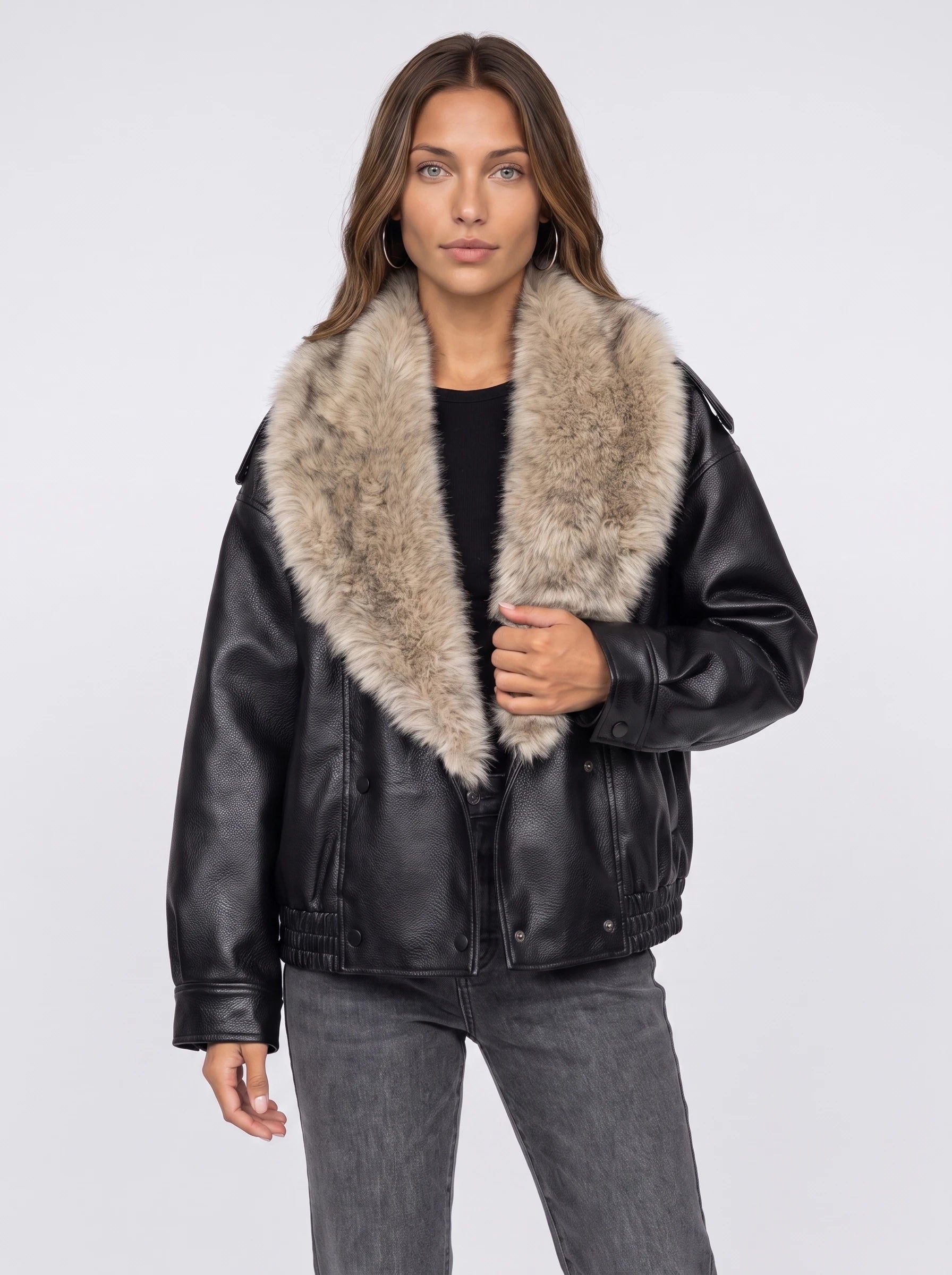 Veste oversize simili noire à col en fausse fourrure Honorée, plan rapproché en studio
