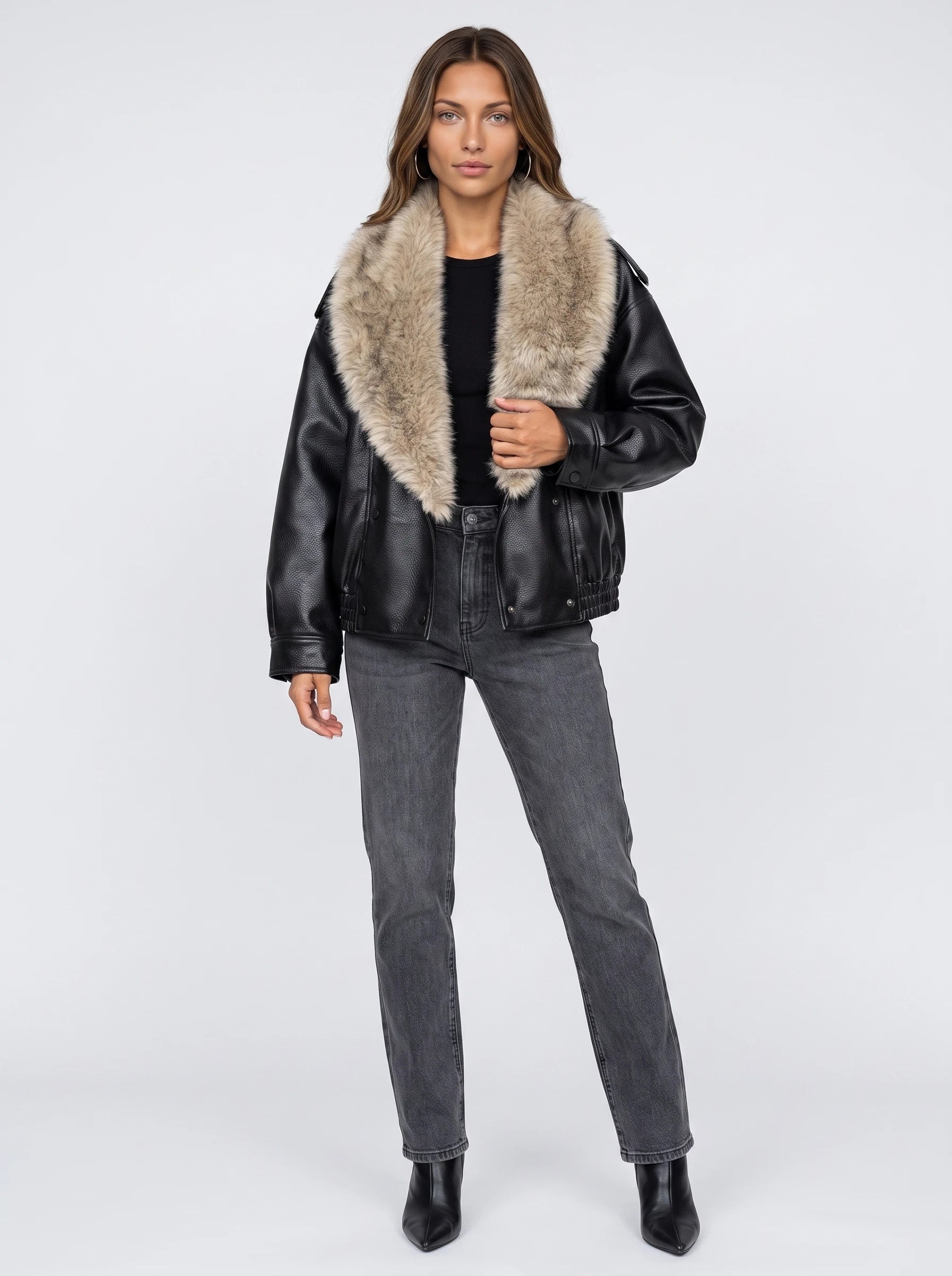 Veste oversize simili noire à col en fausse fourrure Honorée, vue de face en studio