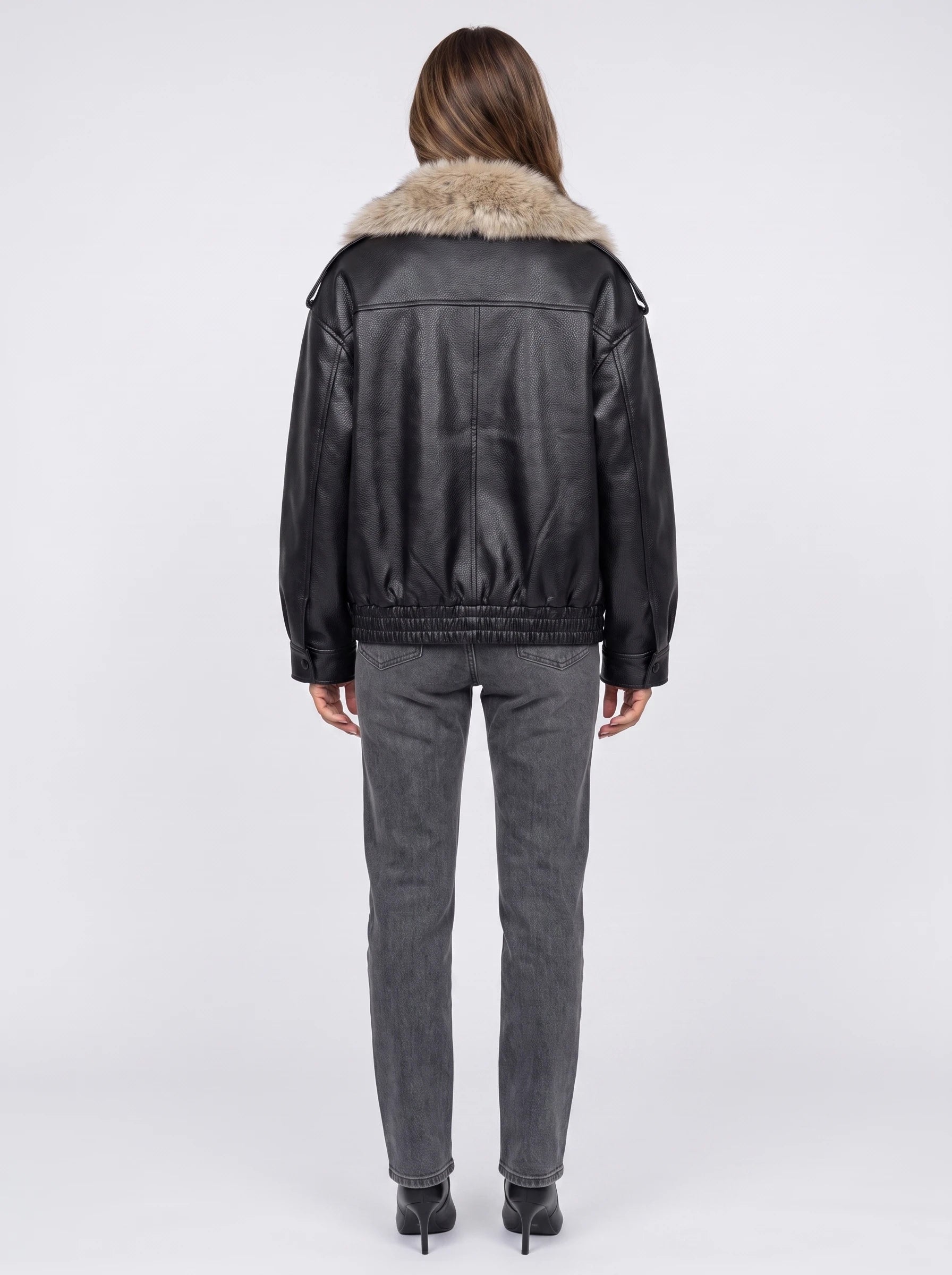 Veste oversize simili noire à col en fausse fourrure Honorée, vue de dos en studio