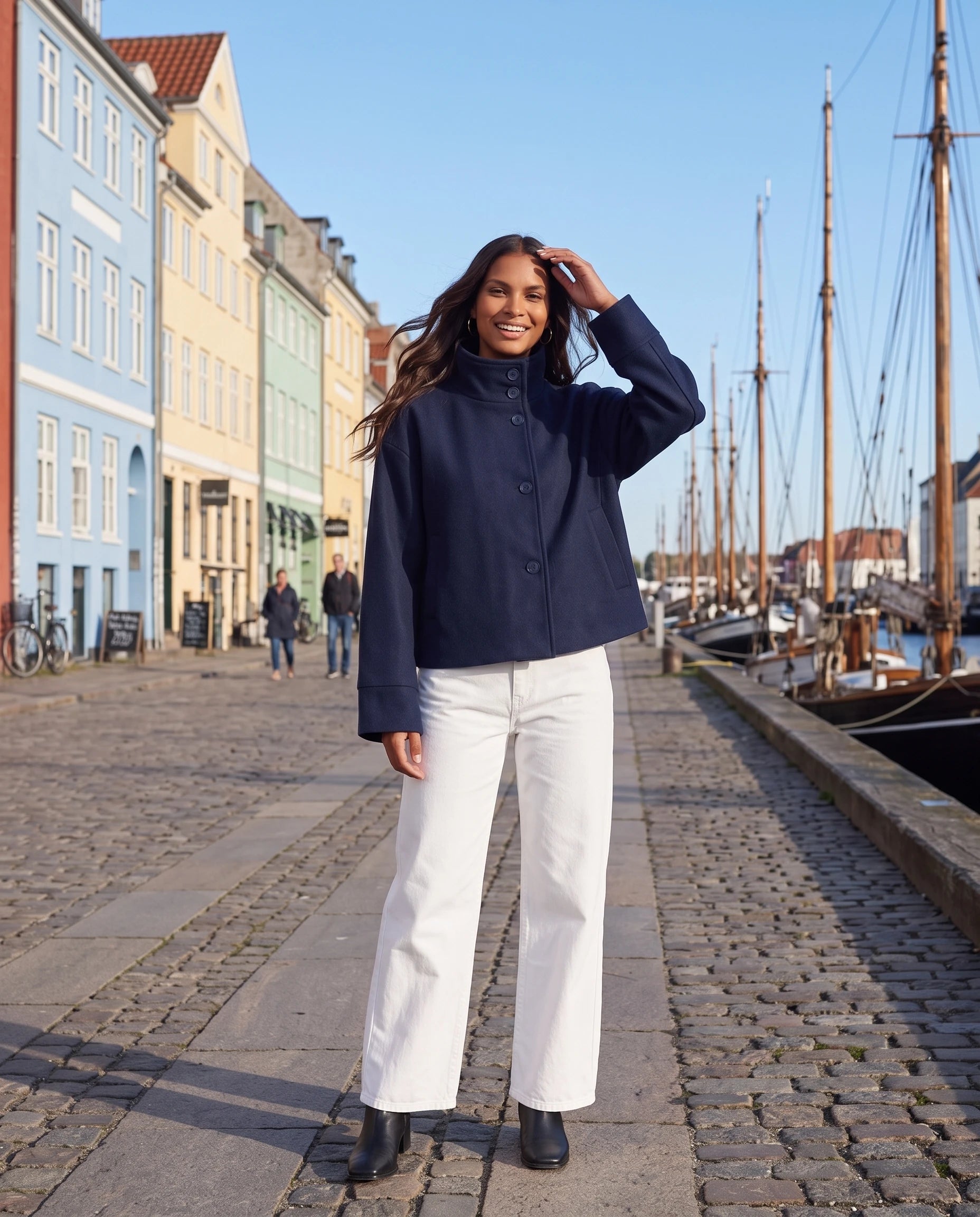 Veste courte à col montant bleu marine Théa, portée sur un front de mer