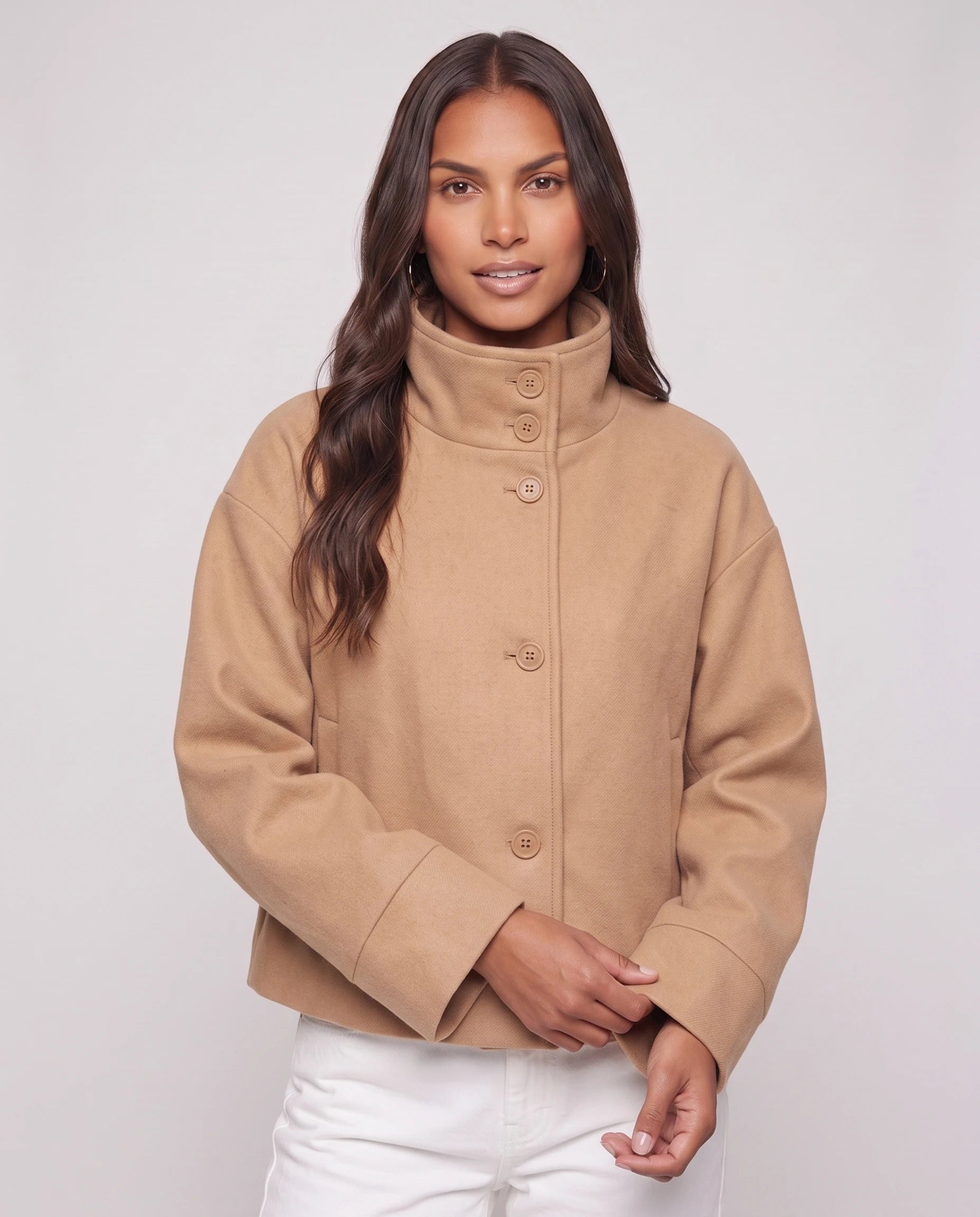 Veste courte à col montant camel Théa, plan rapproché en studio