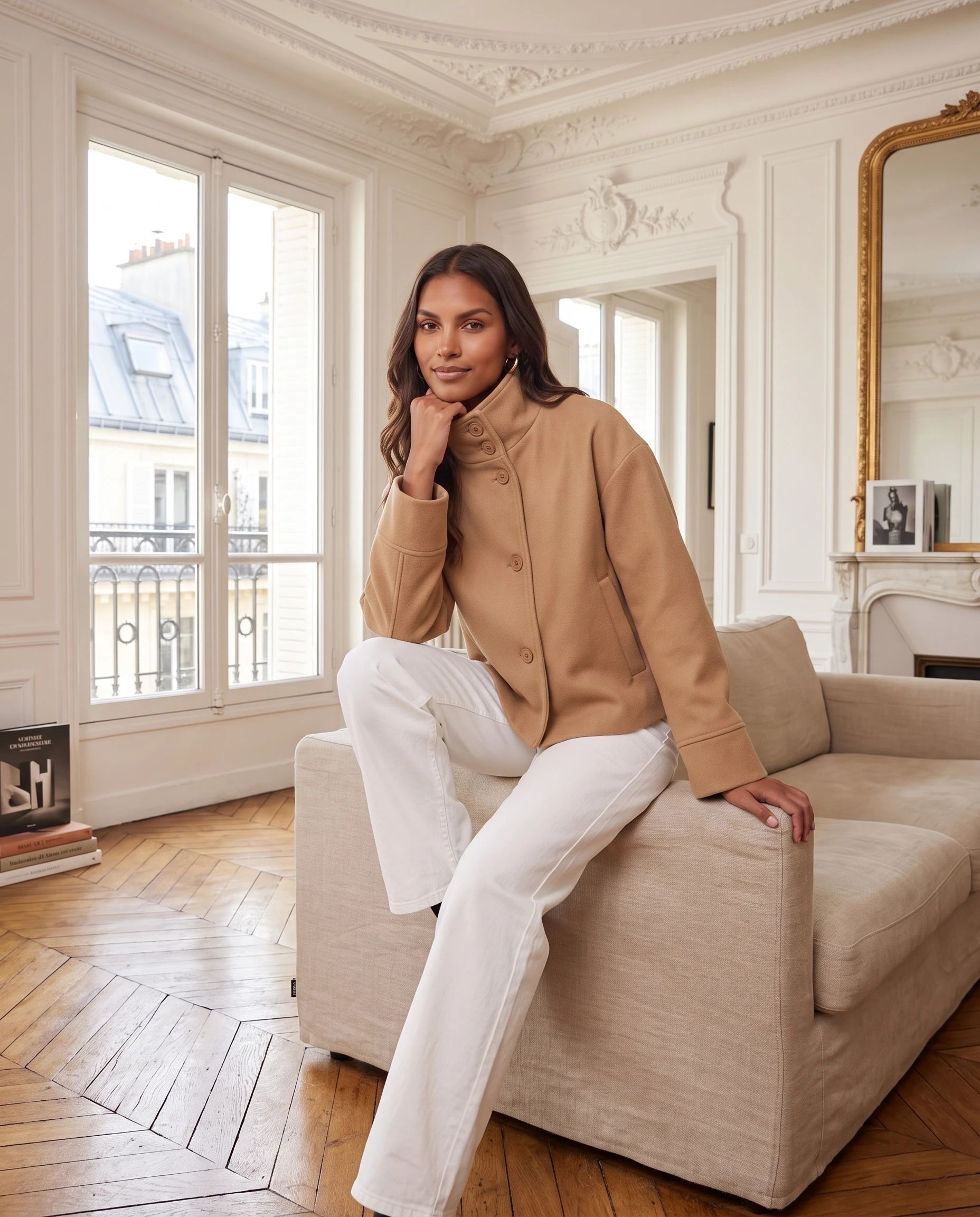 Veste courte à col montant camel Théa, portée dans un salon haussmannien