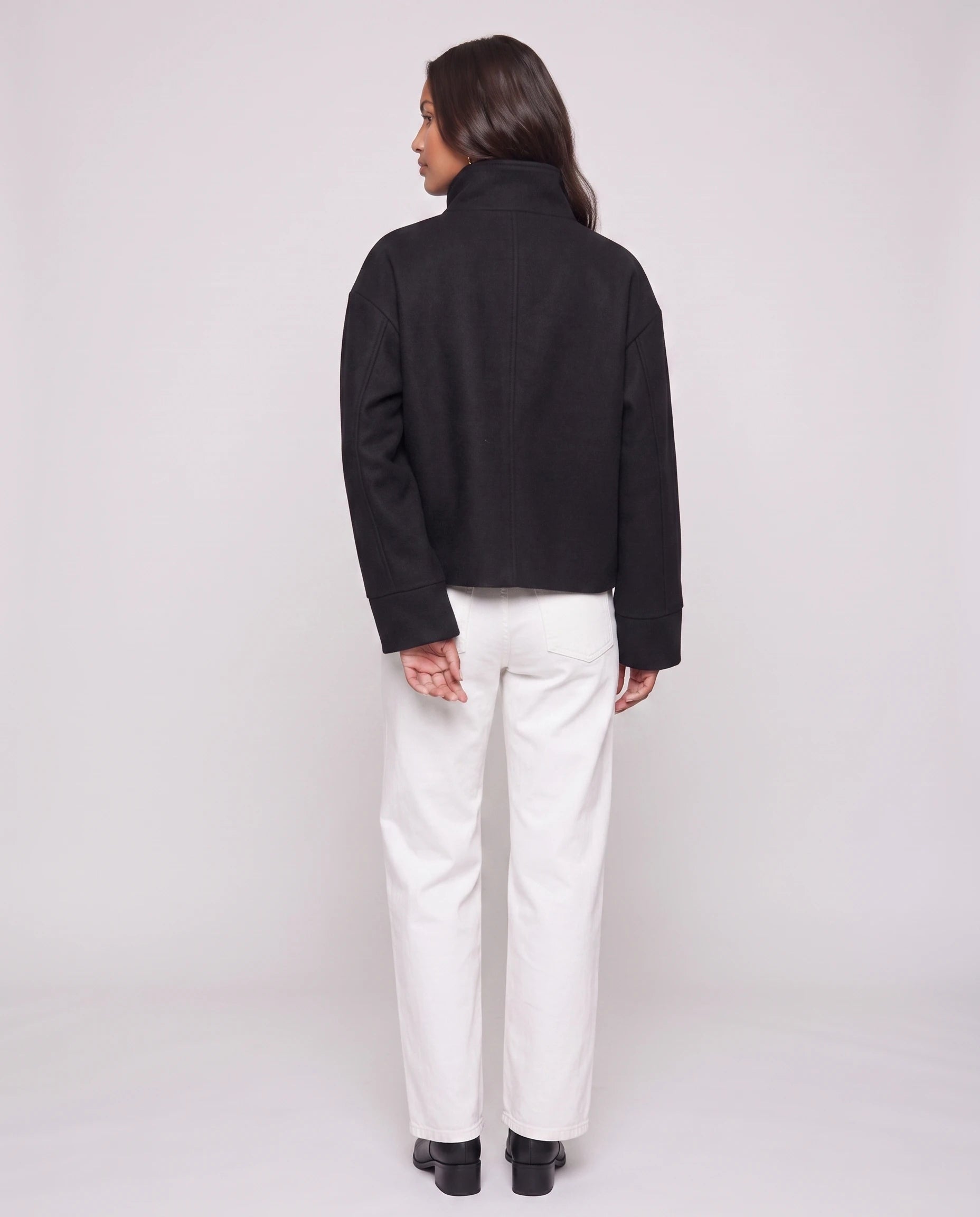 Veste courte à col montant noire Théa, vue de dos en studio