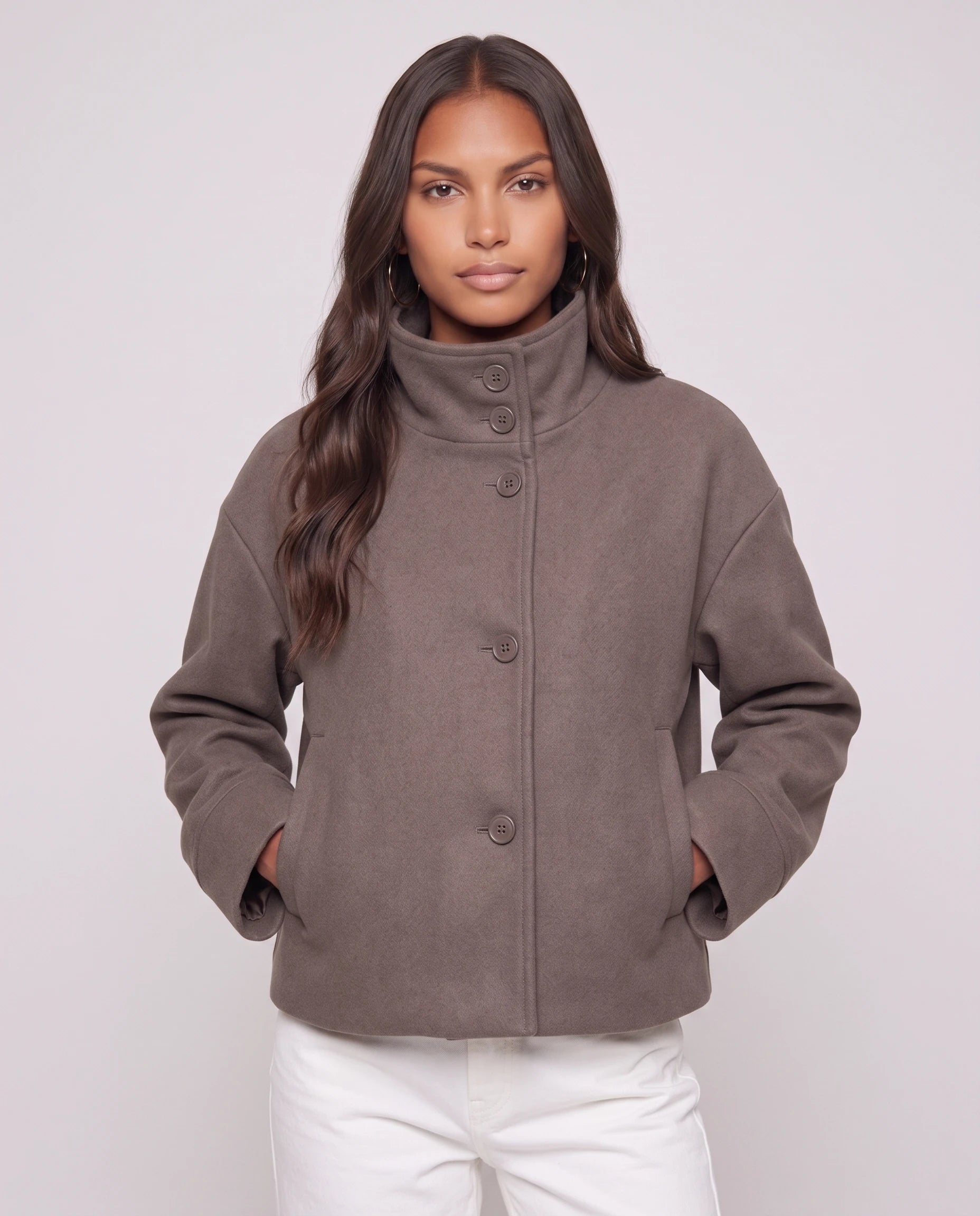 Veste courte à col montant taupe Théa, plan rapproché en studio