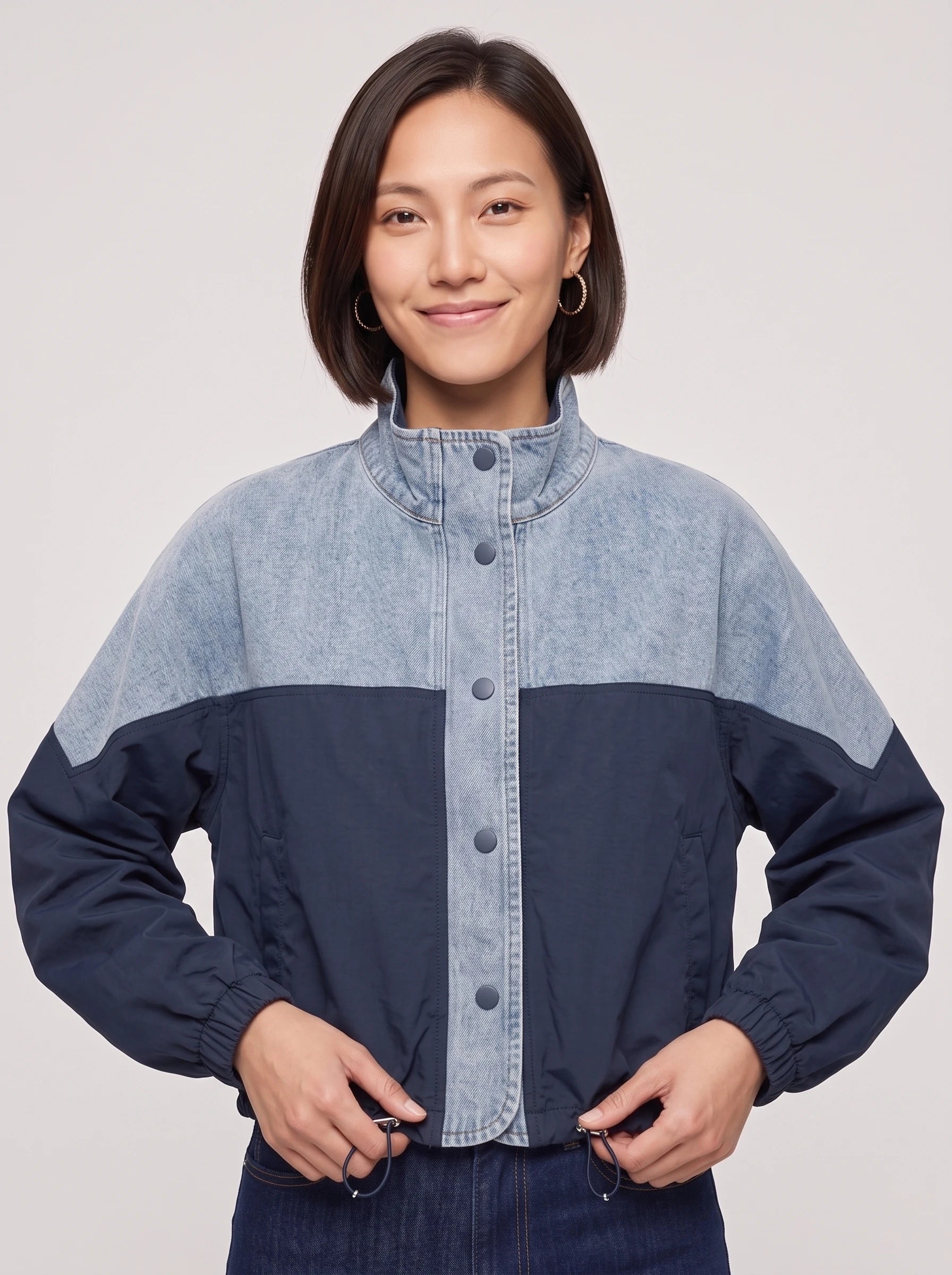 Veste courte color-block en denim bleu marine Bertrande, plan rapproché en studio