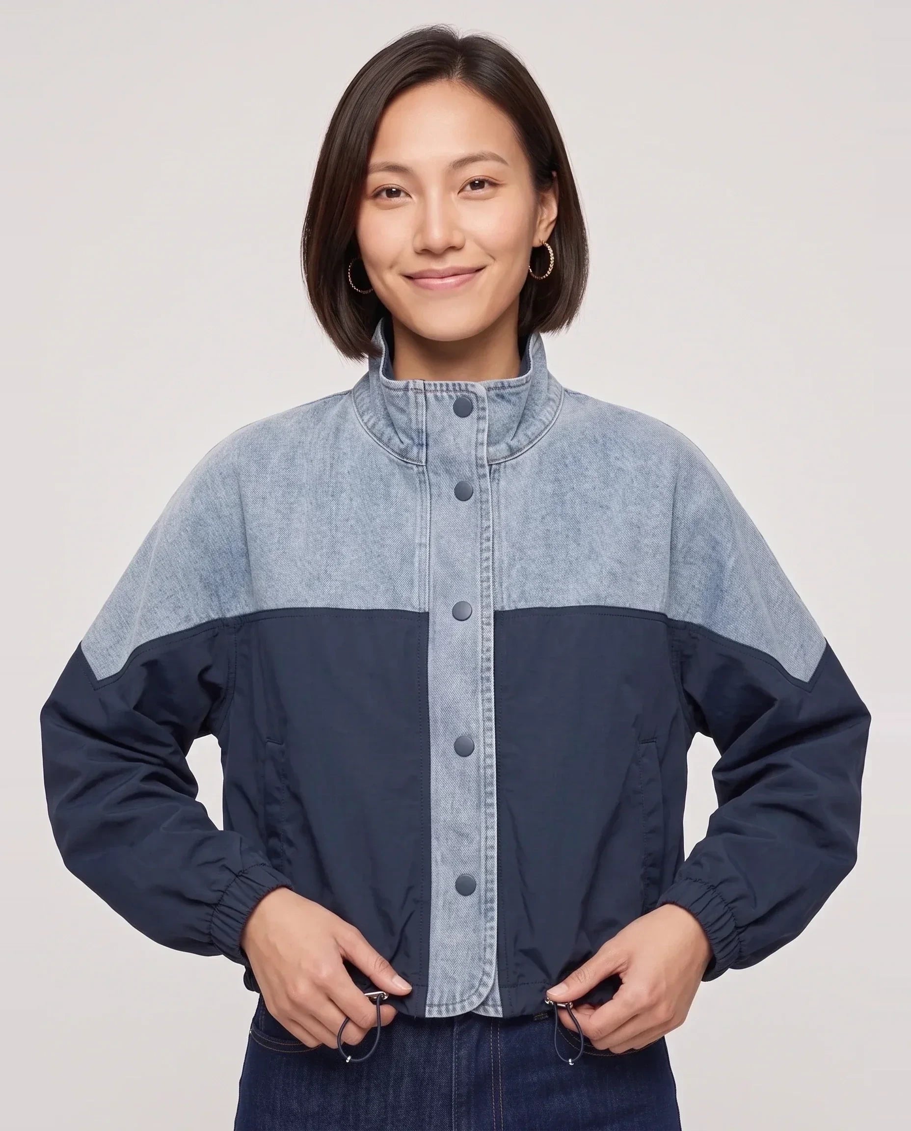 Veste courte color-block en denim bleu marine Bertrande, plan rapproché en studio