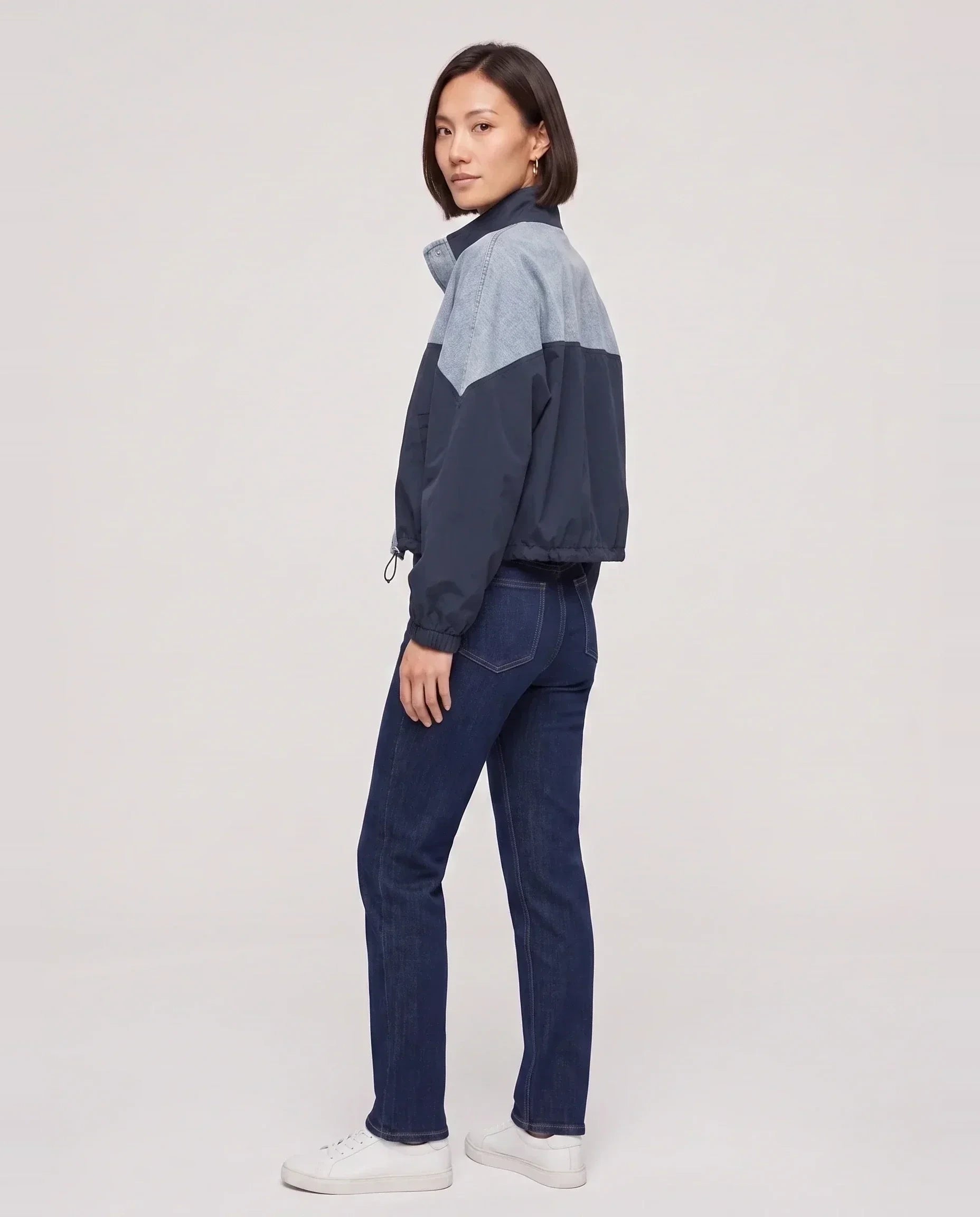 Veste courte color-block en denim bleu marine Bertrande, vue de trois quarts en studio