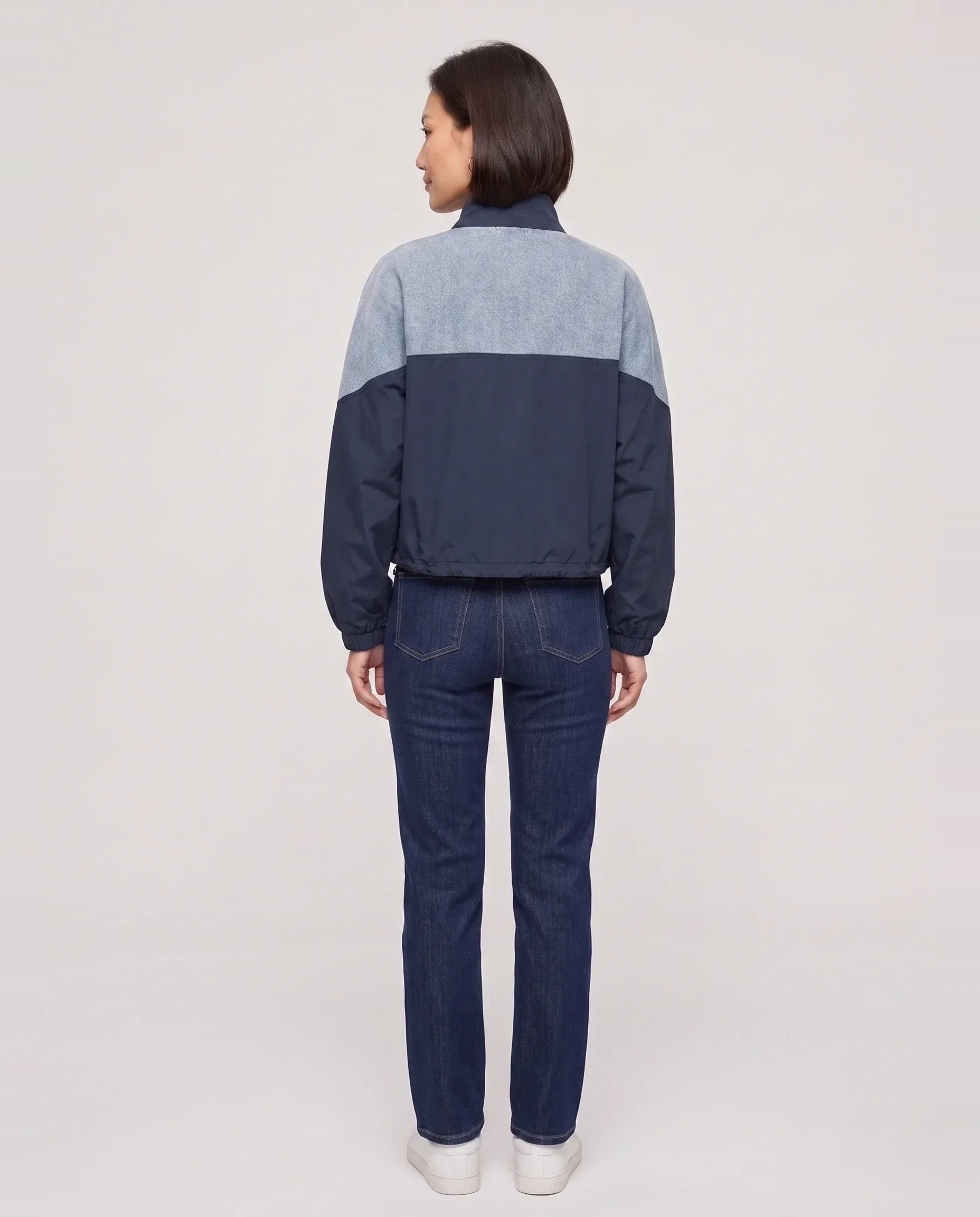 Veste courte color-block en denim bleu marine Bertrande, vue de dos en studio