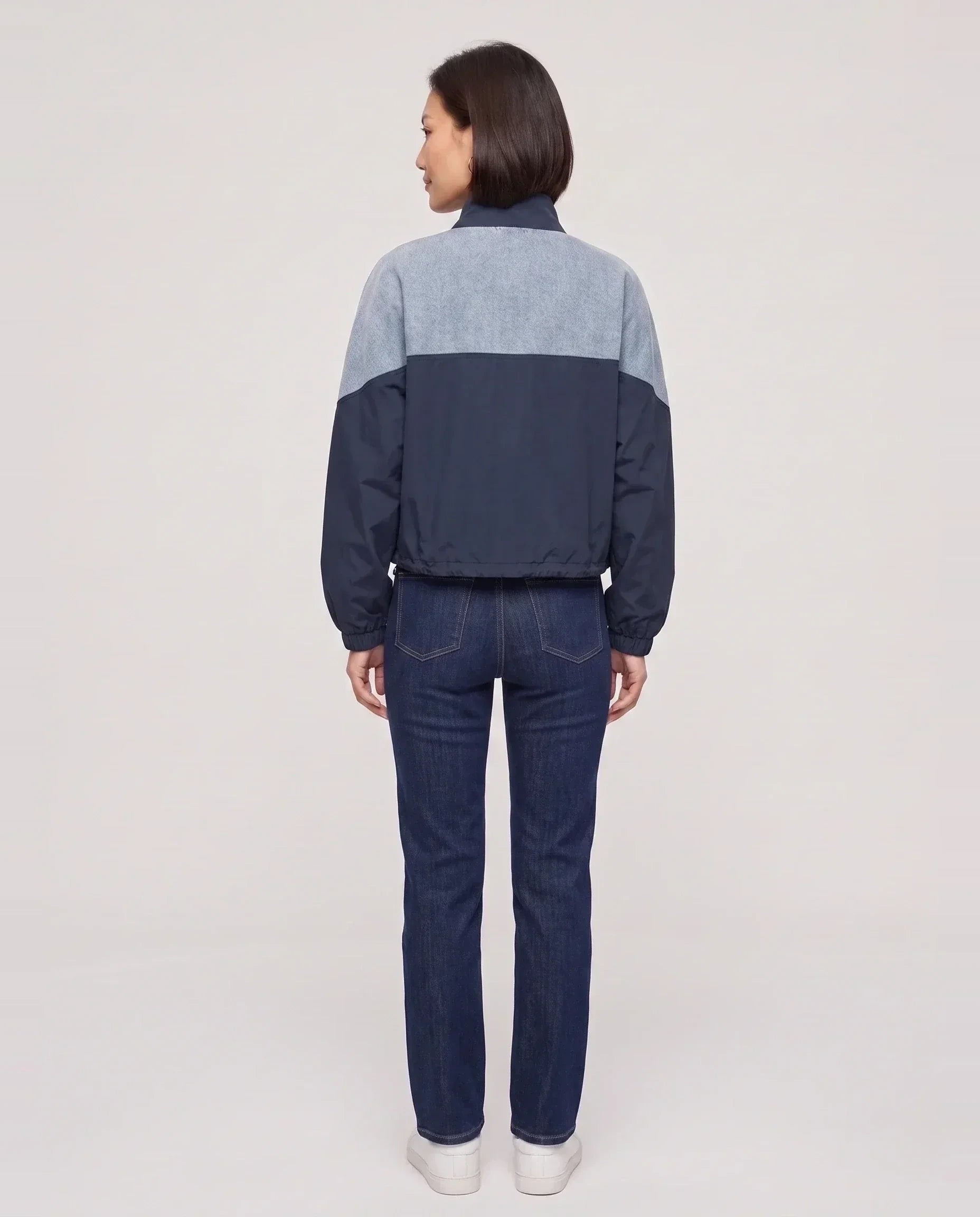 Veste courte color-block en denim bleu marine Bertrande, vue de dos en studio