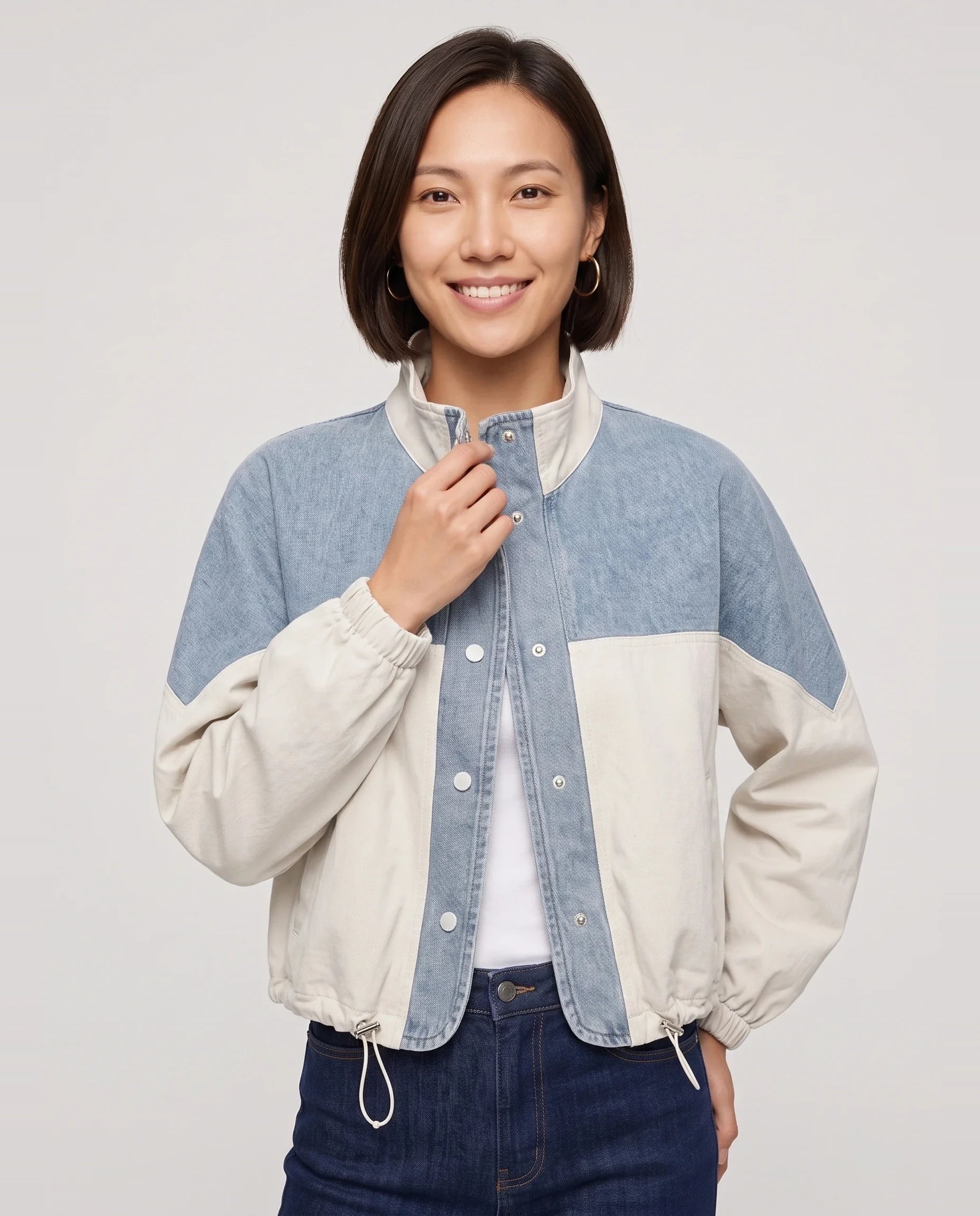 Veste courte color-block en denim écru Bertrande, plan rapproché en studio
