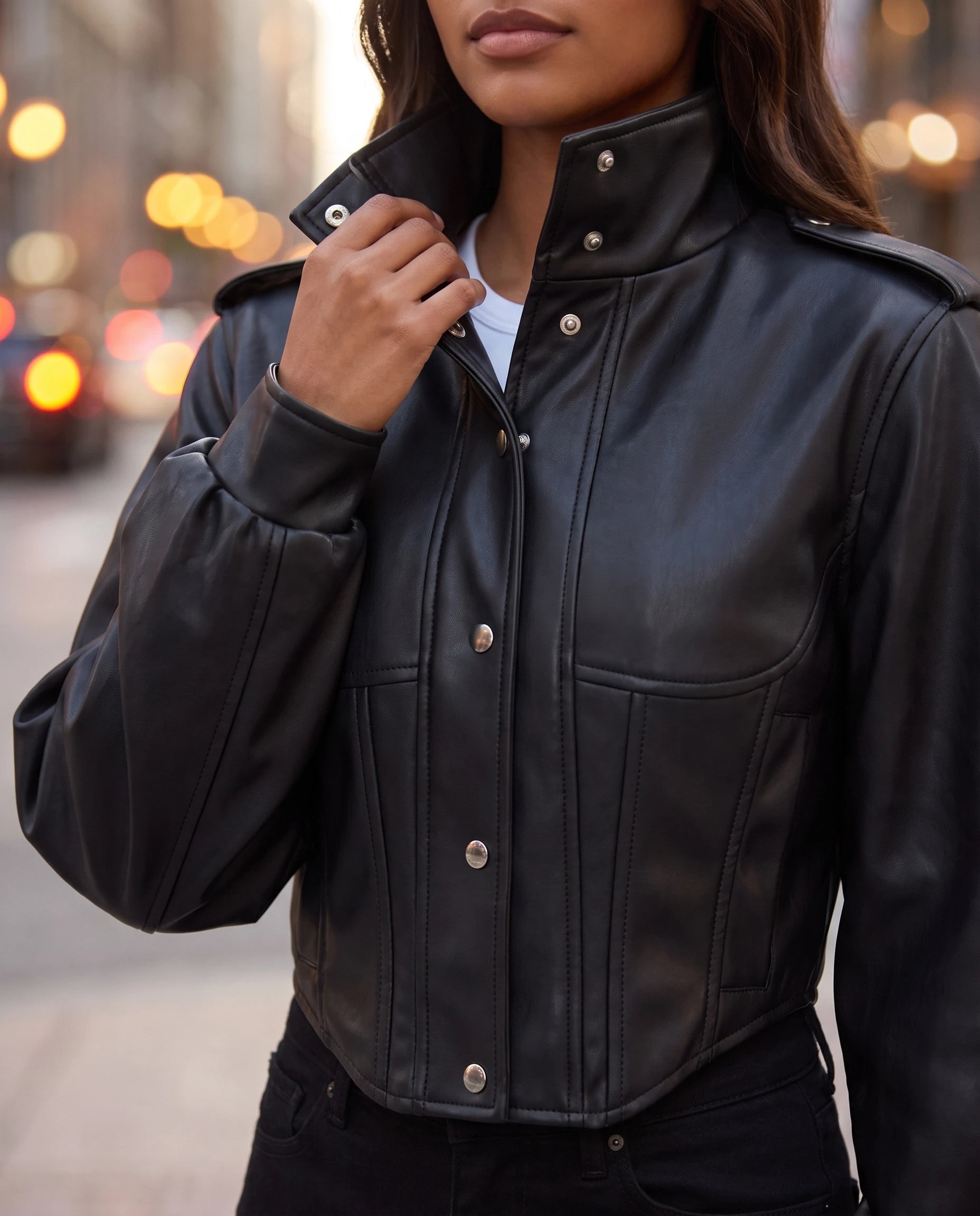 Veste corset en simili noir Fauve, détail du col montant et des coutures corset
