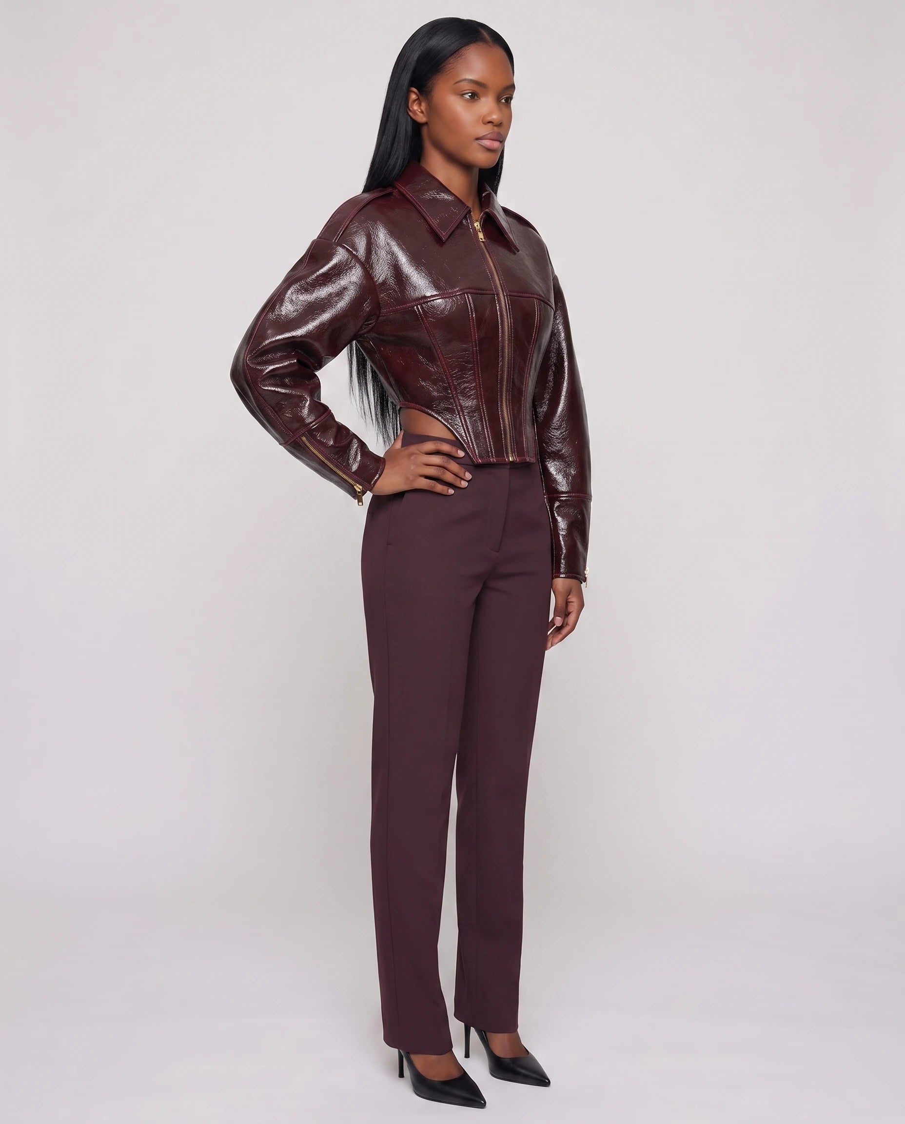 Veste corset vernie bordeaux Carmen, vue de trois quarts en studio