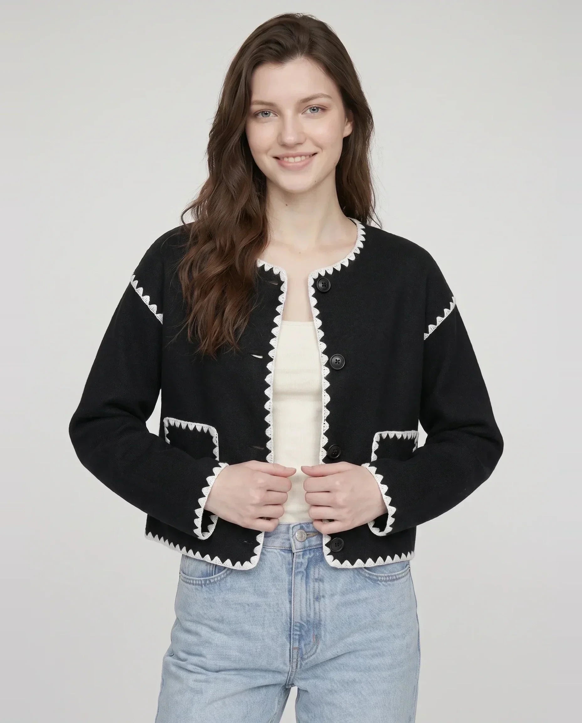 Veste courte festonnée noire Huguette, plan rapproché en studio