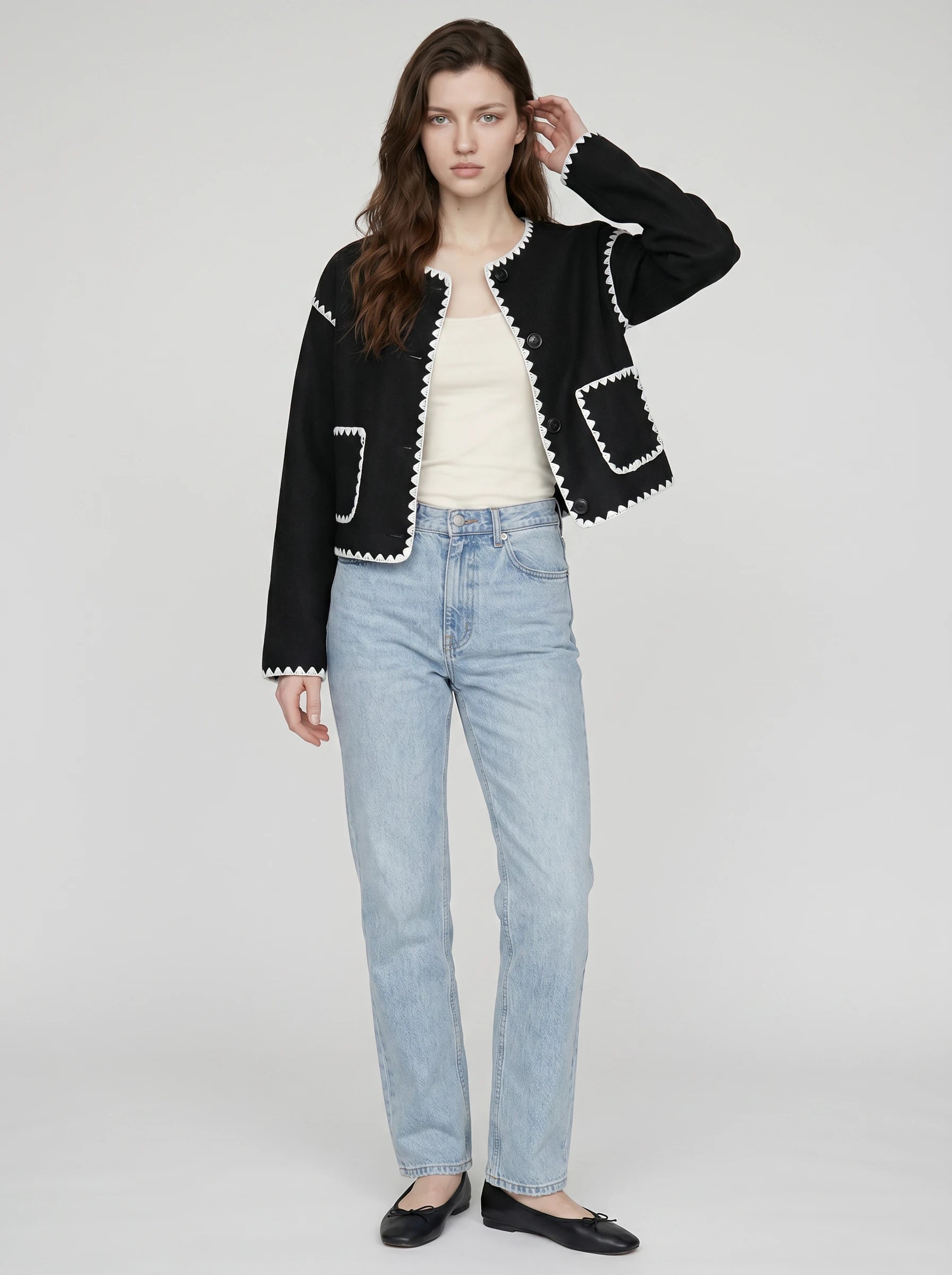 Veste courte festonnée noire Huguette, vue de face en studio
