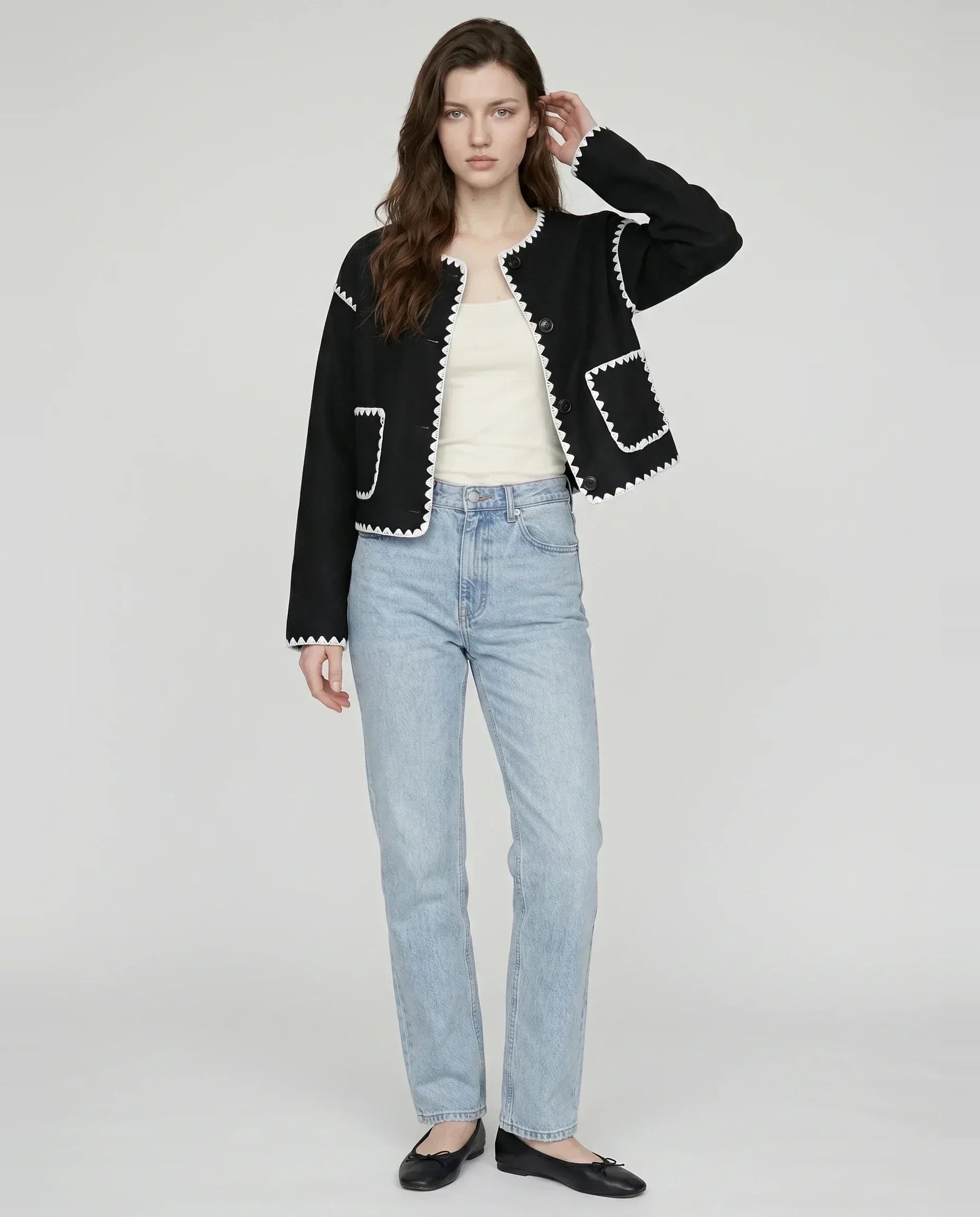 Veste courte festonnée noire Huguette, vue de face en studio