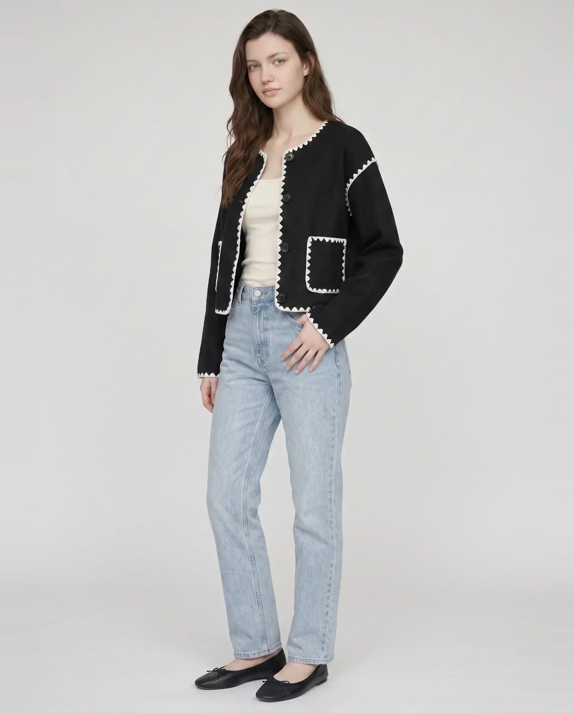 Veste courte festonnée noire Huguette, vue de trois quarts en studio