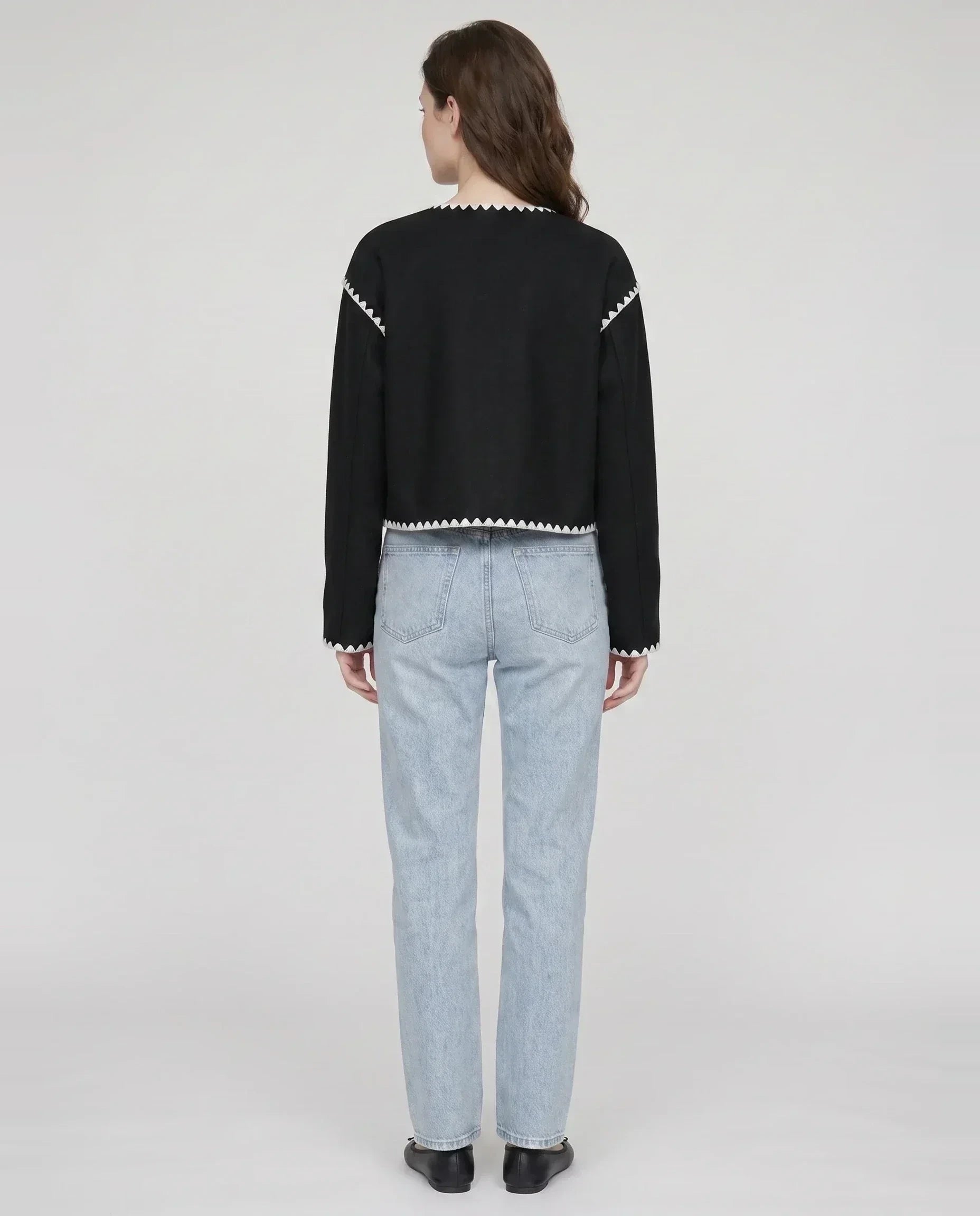 Veste courte festonnée noire Huguette, vue de dos en studio