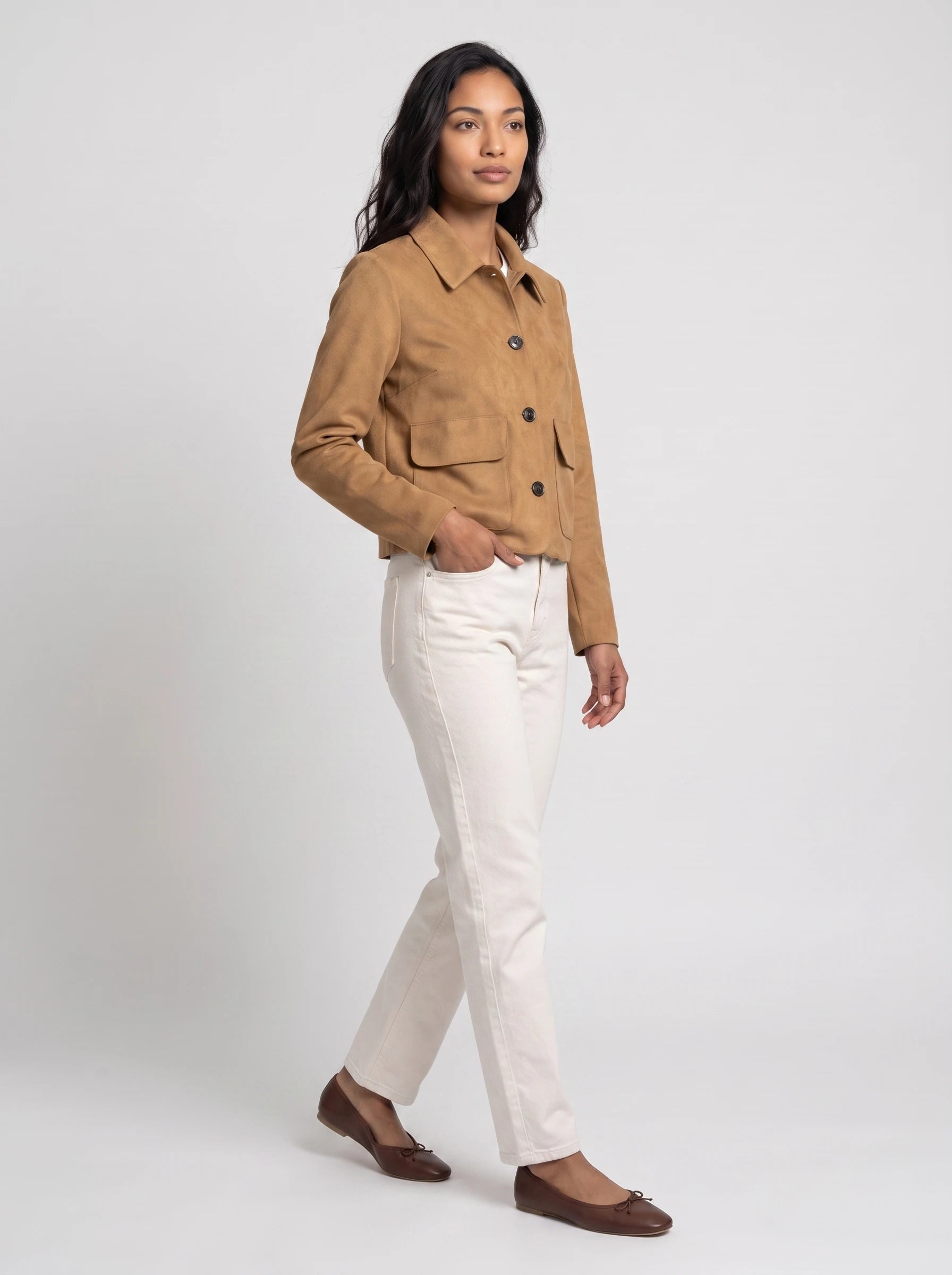 Veste courte en suédine camel à poches Georgine, vue de trois quarts en studio