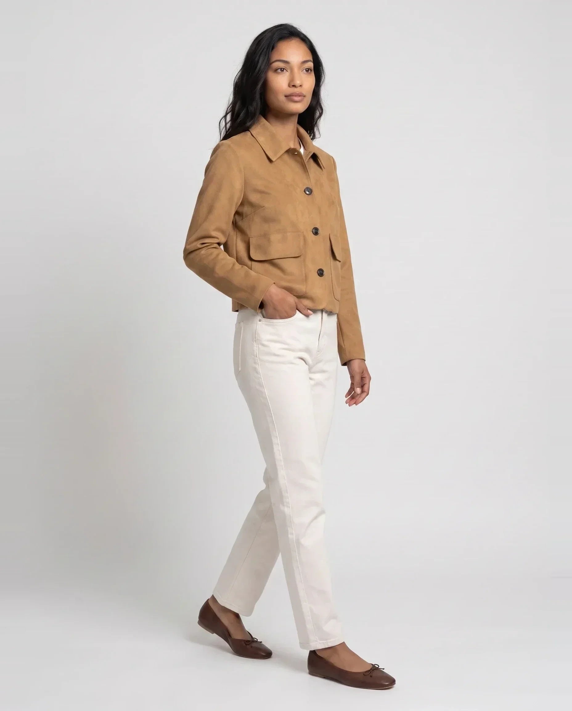 Veste courte en suédine camel à poches Georgine, vue de trois quarts en studio