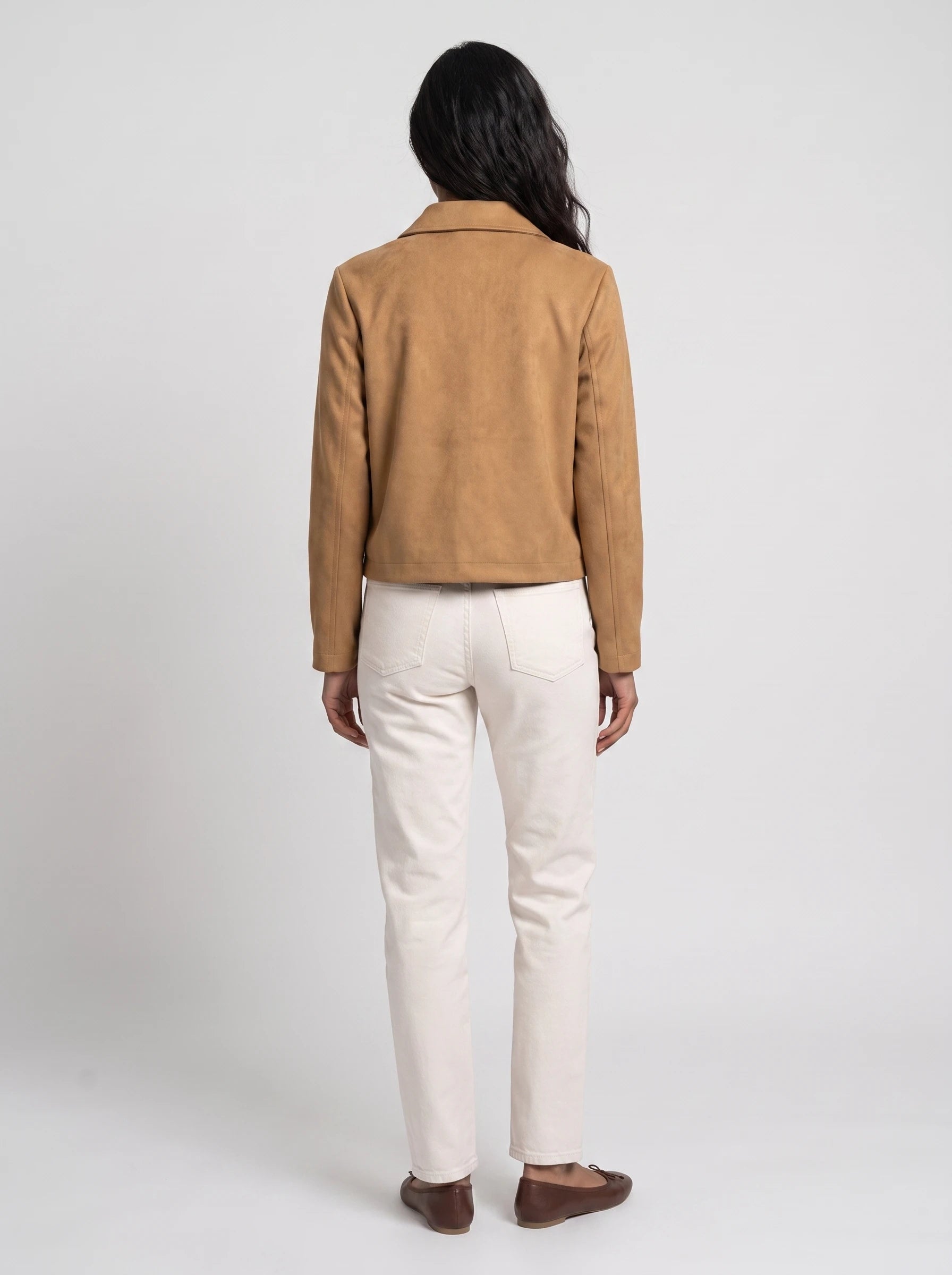 Veste courte en suédine camel à poches Georgine, vue de dos en studio