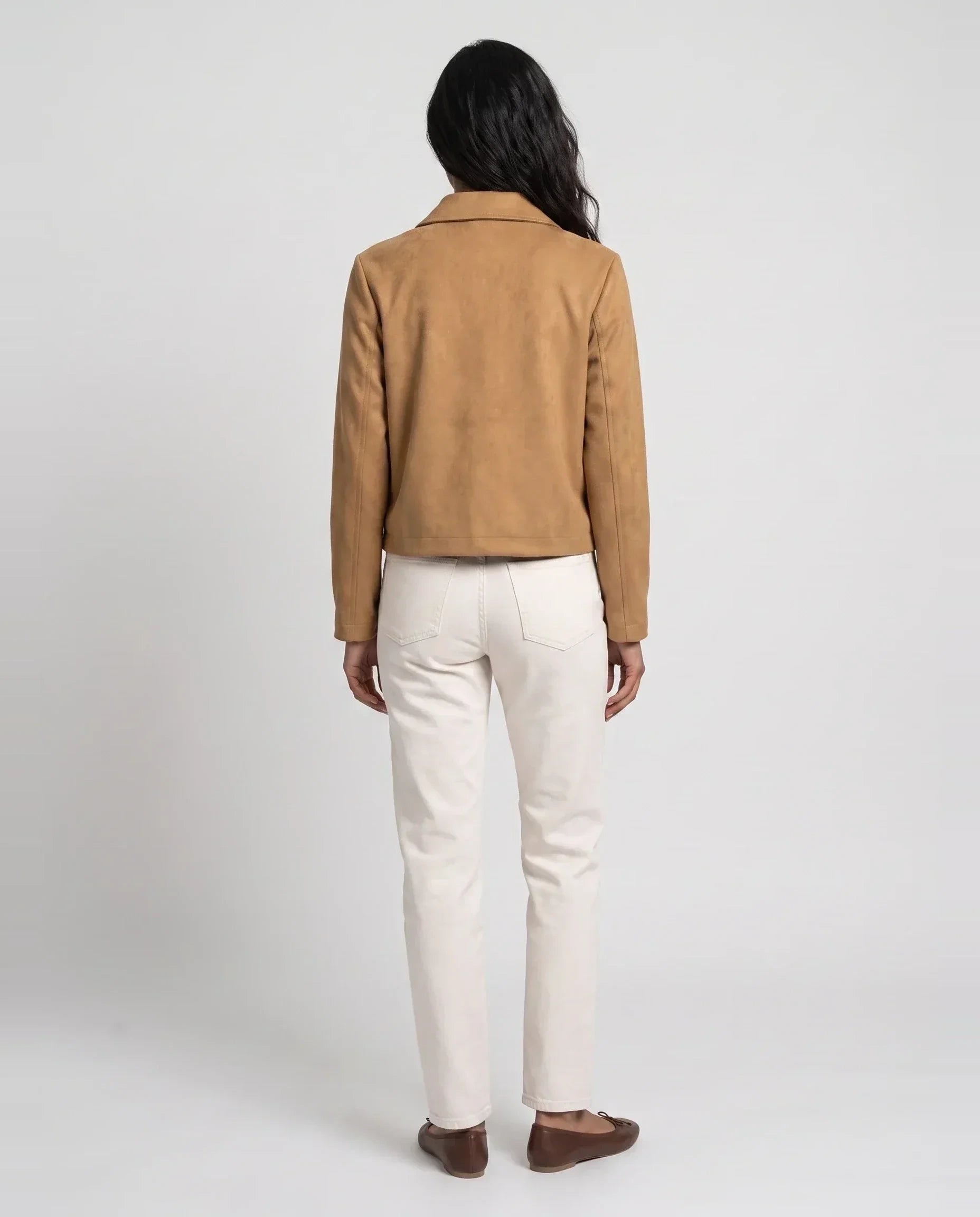 Veste courte en suédine camel à poches Georgine, vue de dos en studio