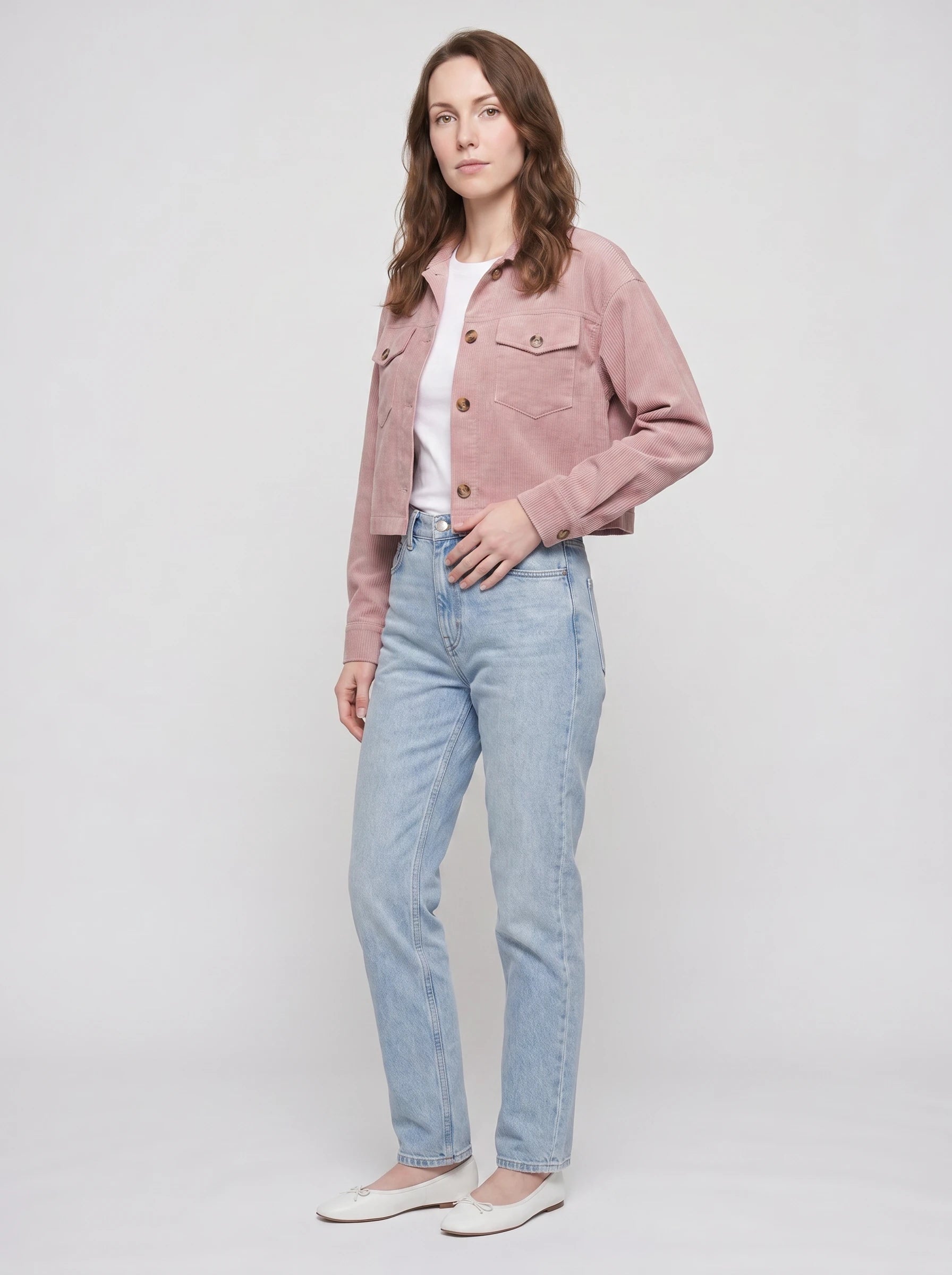 Veste courte en velours côtelé rose poudré Simone, vue de trois quarts en studio