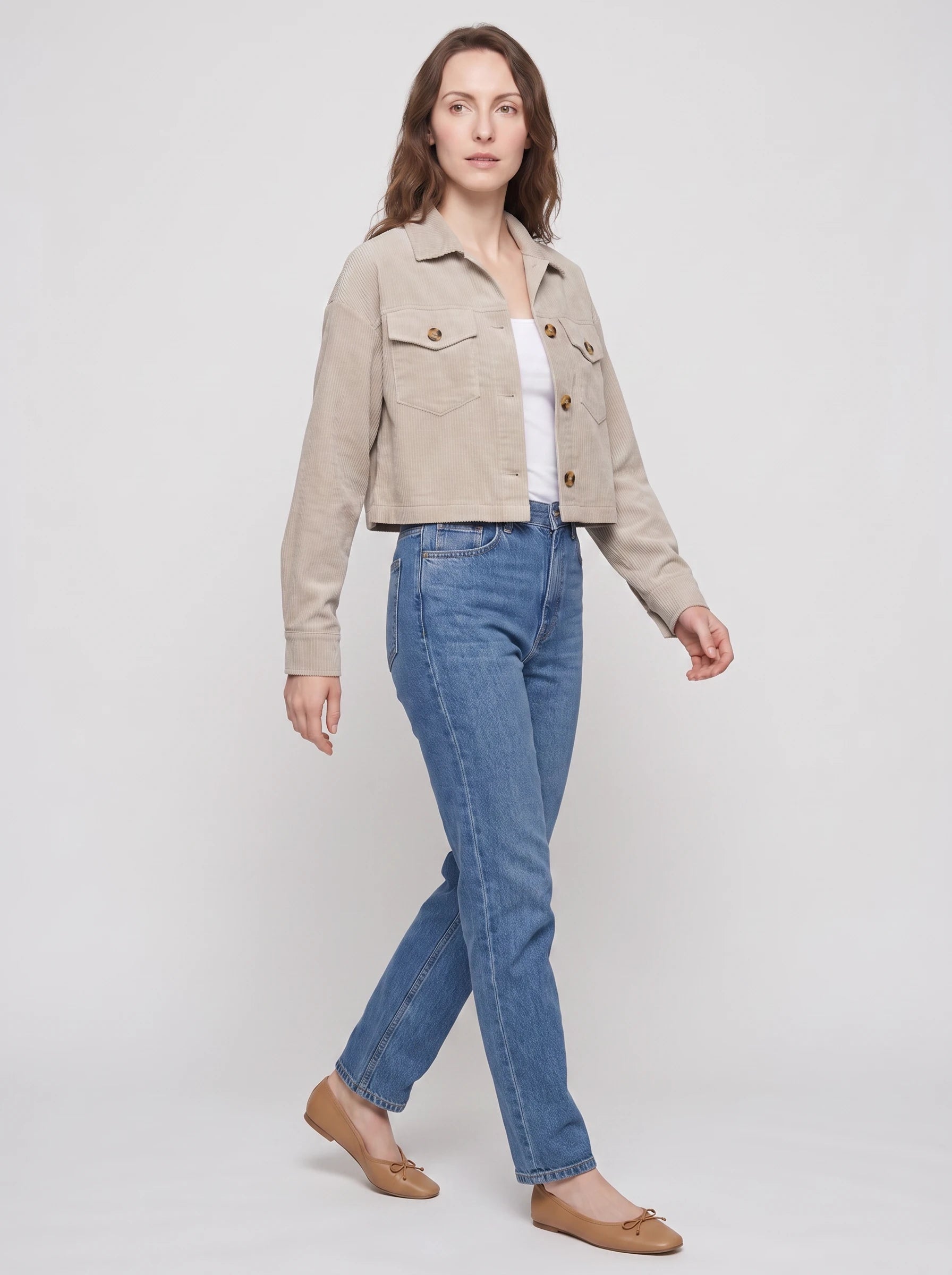 Veste courte en velours côtelé sable Simone, vue de trois quarts en studio