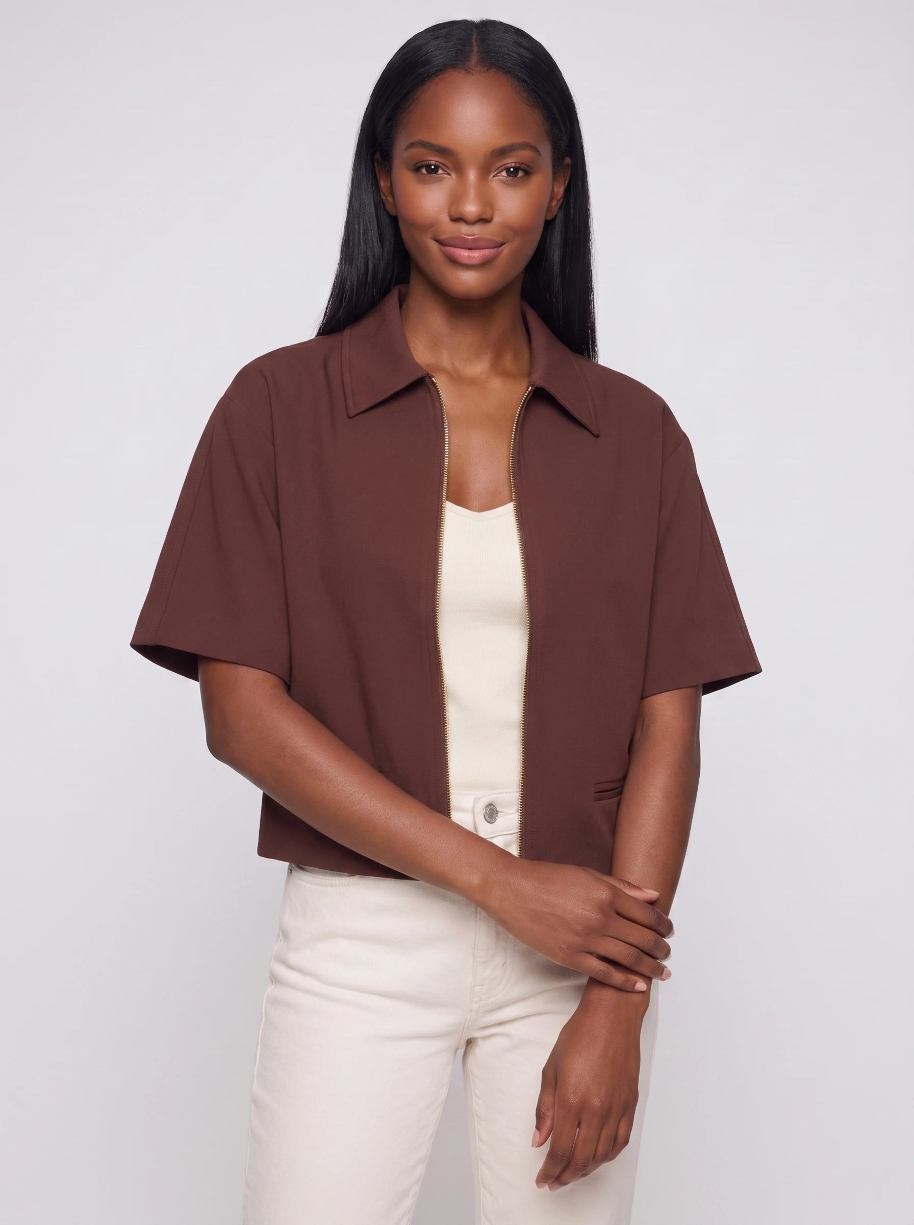 Veste courte zippée à manches courtes chocolat Gilberte, plan rapproché en studio