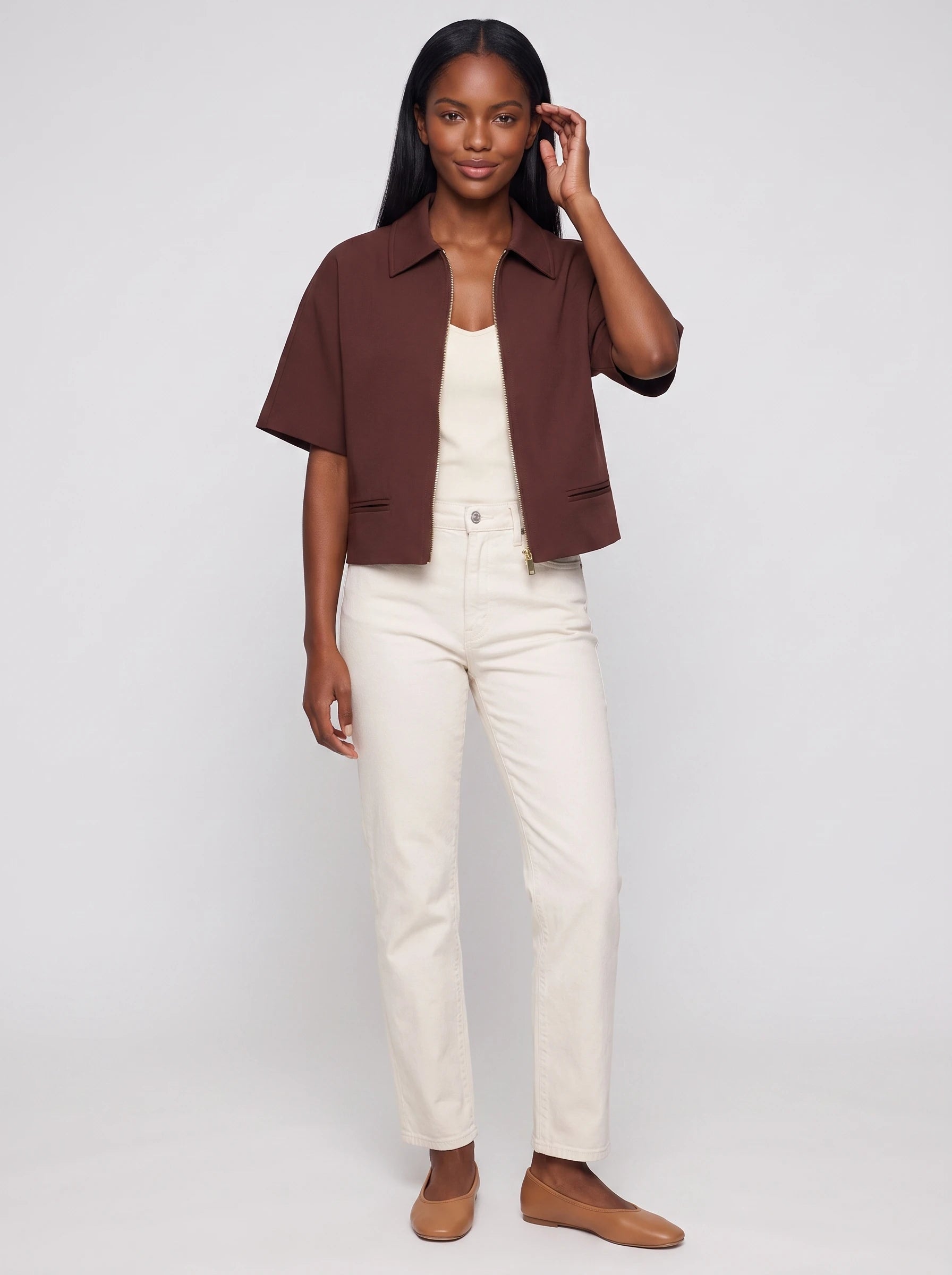 Veste courte zippée à manches courtes chocolat Gilberte, vue de face en studio