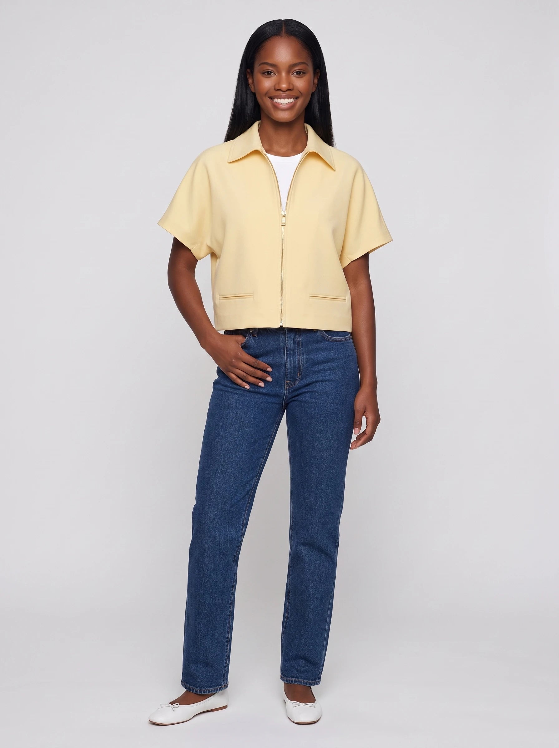 Veste courte zippée à manches courtes jaune pâle Gilberte, vue de face en studio