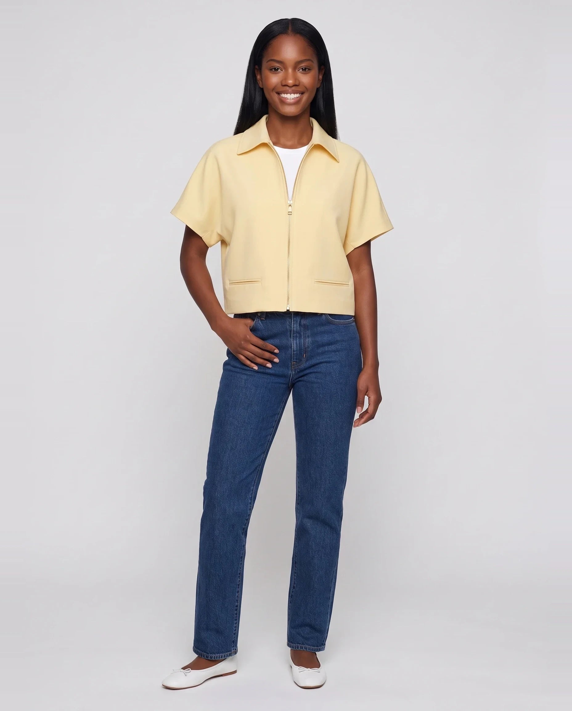 Veste courte zippée à manches courtes jaune pâle Gilberte, vue de face en studio