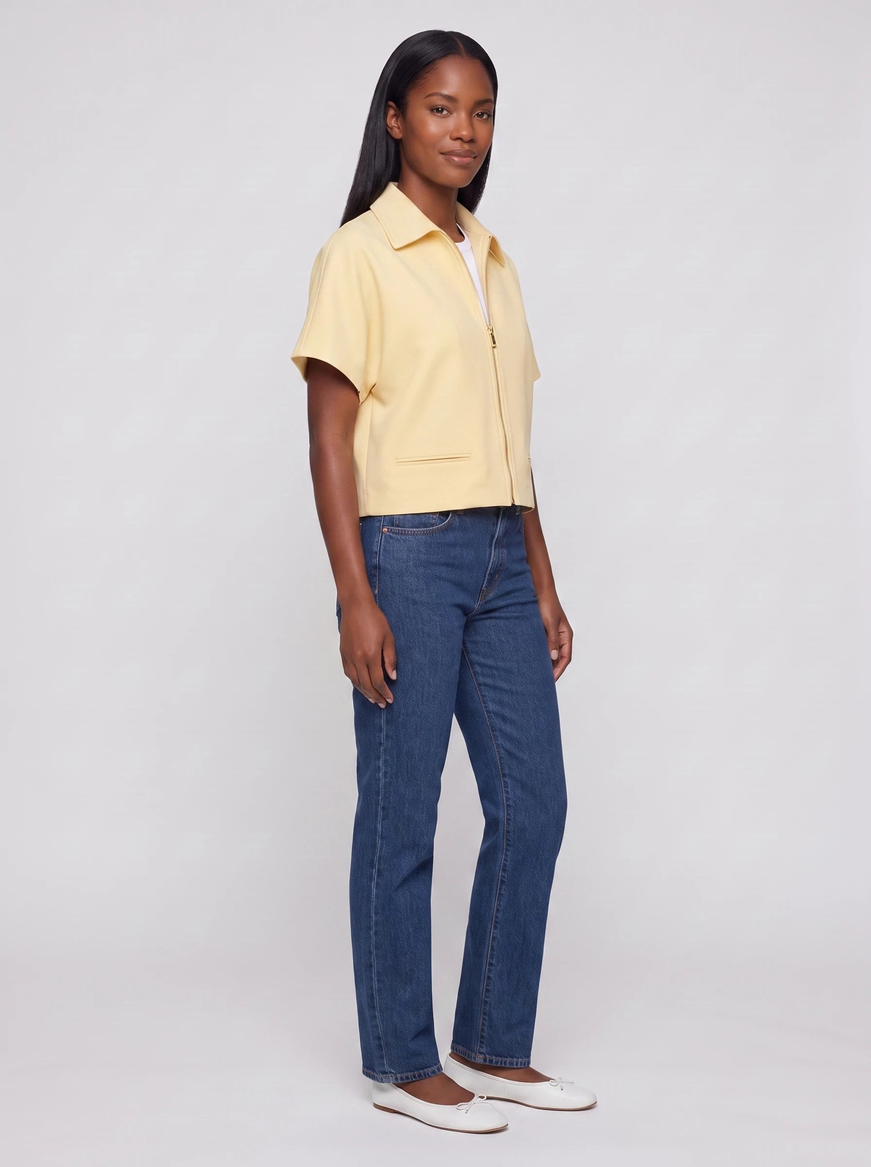 Veste courte zippée à manches courtes jaune pâle Gilberte, vue de trois quarts en studio