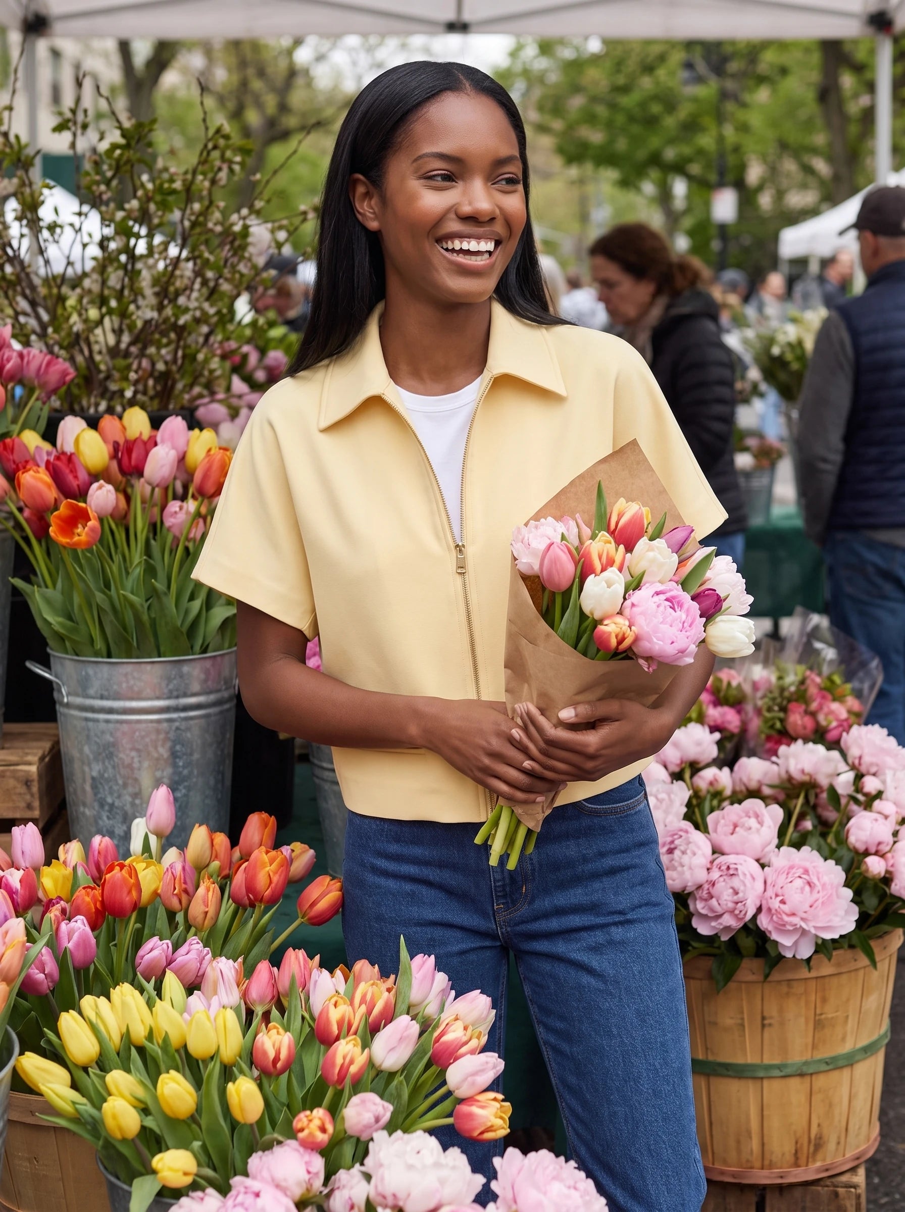Veste courte zippée jaune pâle Gilberte, portée dans un marché aux fleurs