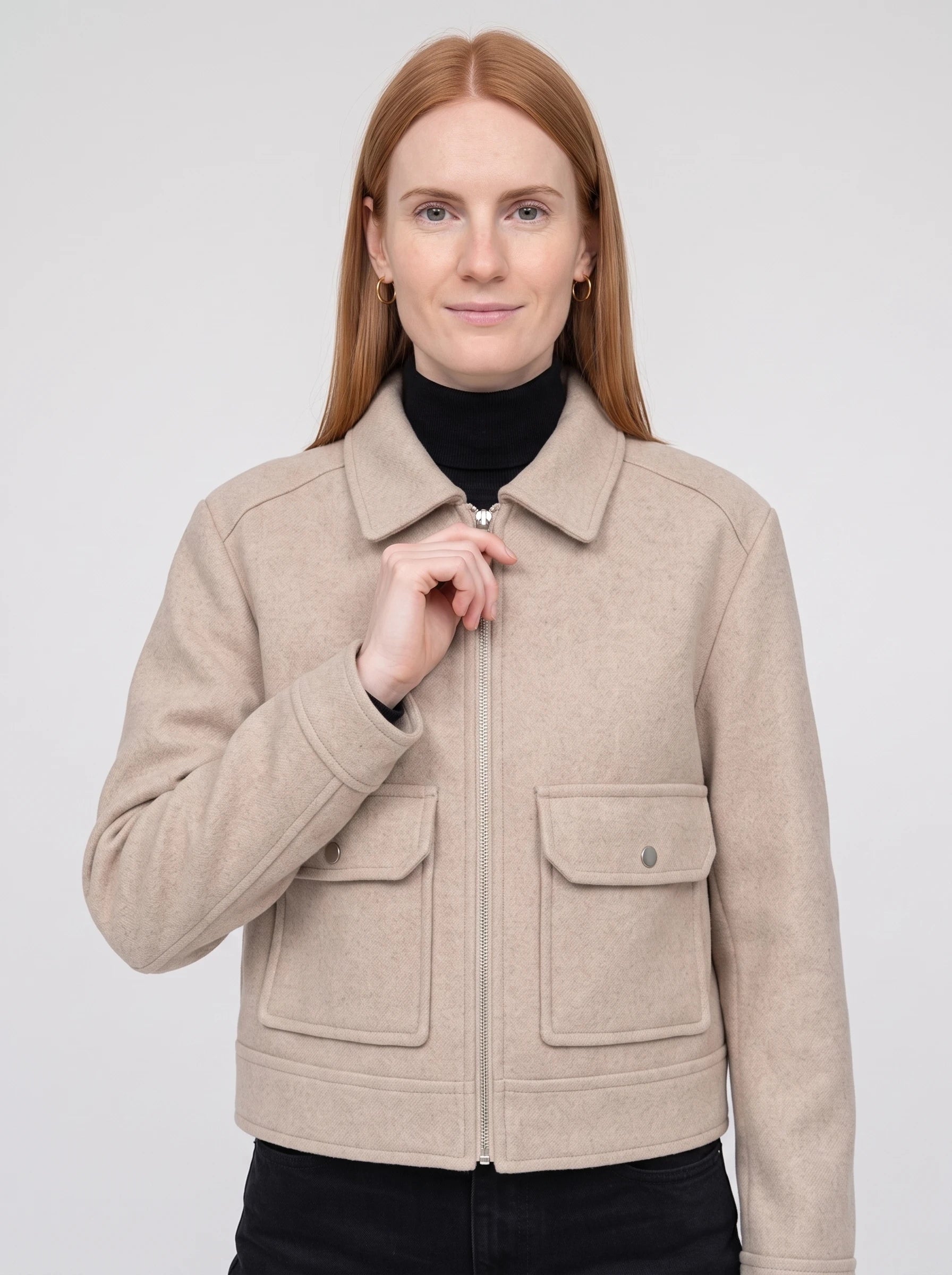 Veste courte zippée en lainage beige Solveig, plan rapproché en studio