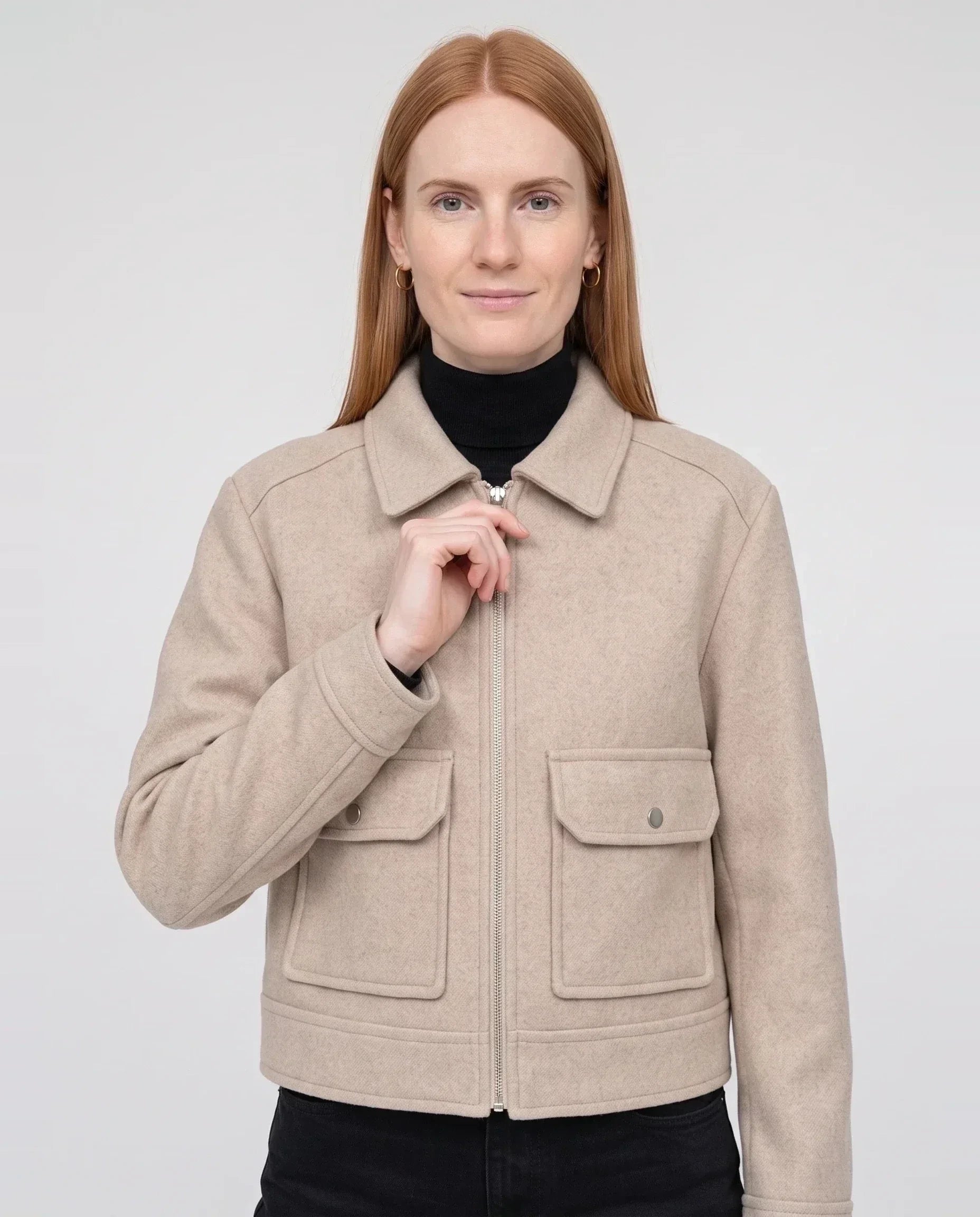 Veste courte zippée en lainage beige Solveig, plan rapproché en studio