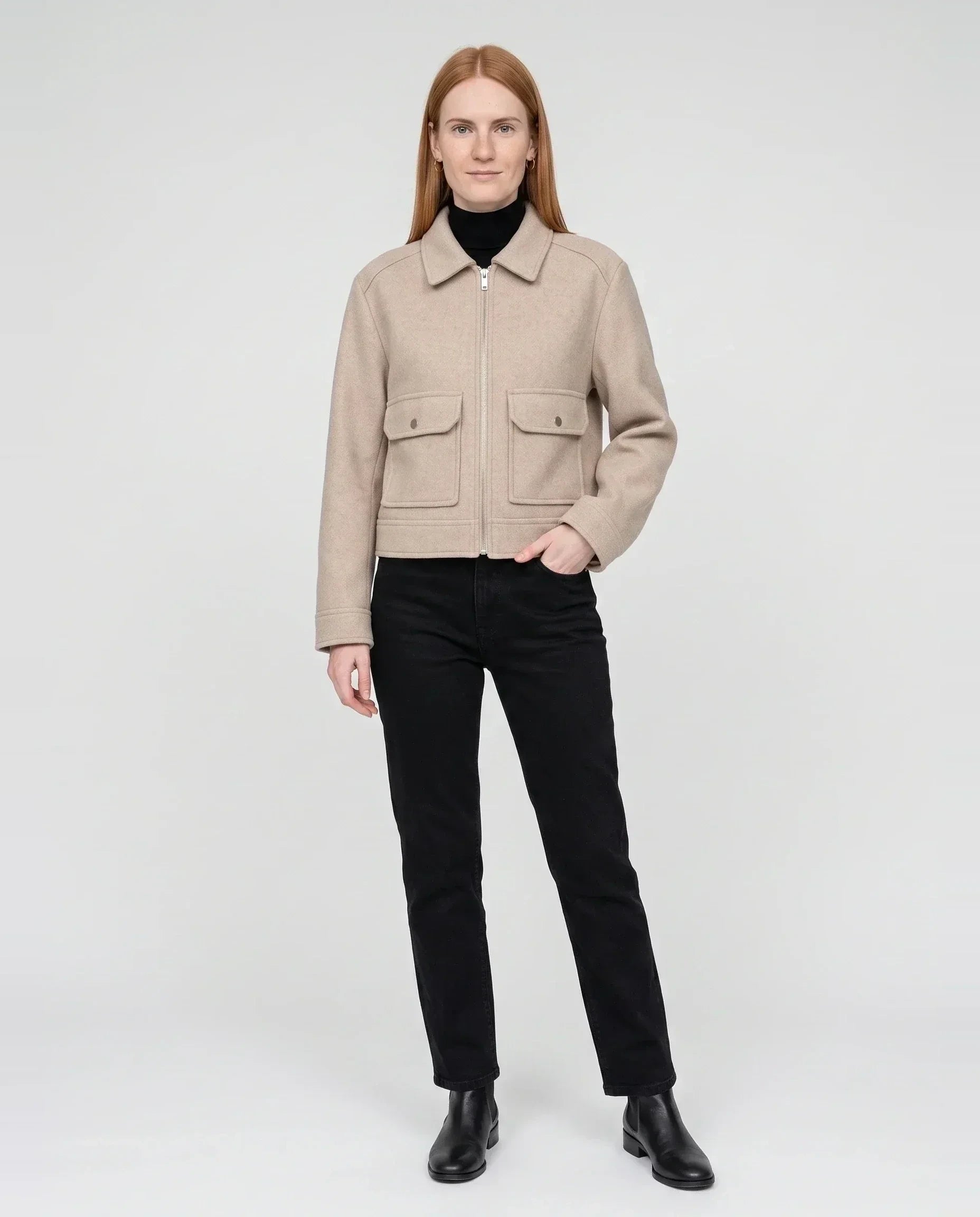 Veste courte zippée en lainage beige Solveig, vue de face en studio
