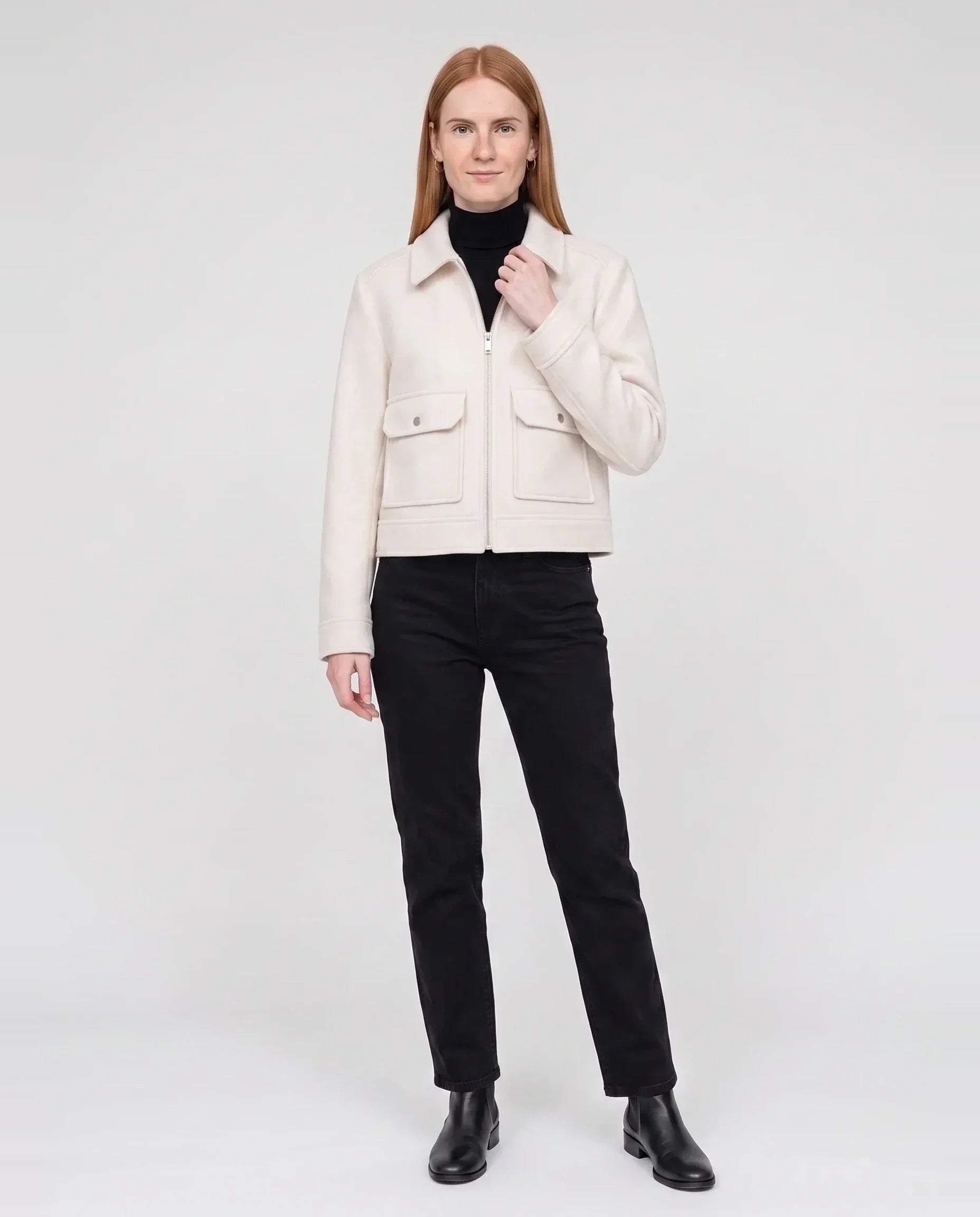 Veste courte zippée en lainage écru Solveig, vue de face en studio
