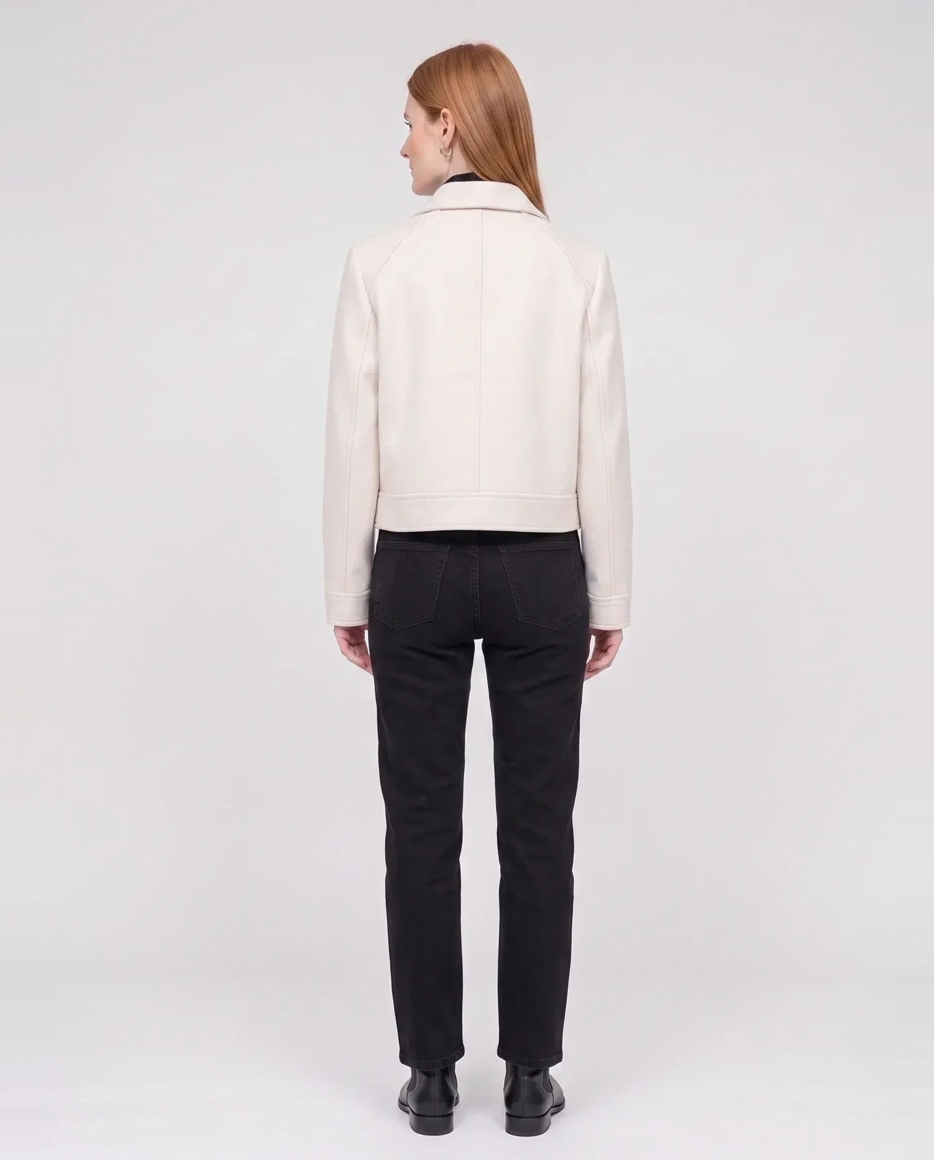 Veste courte zippée en lainage écru Solveig, vue de dos en studio