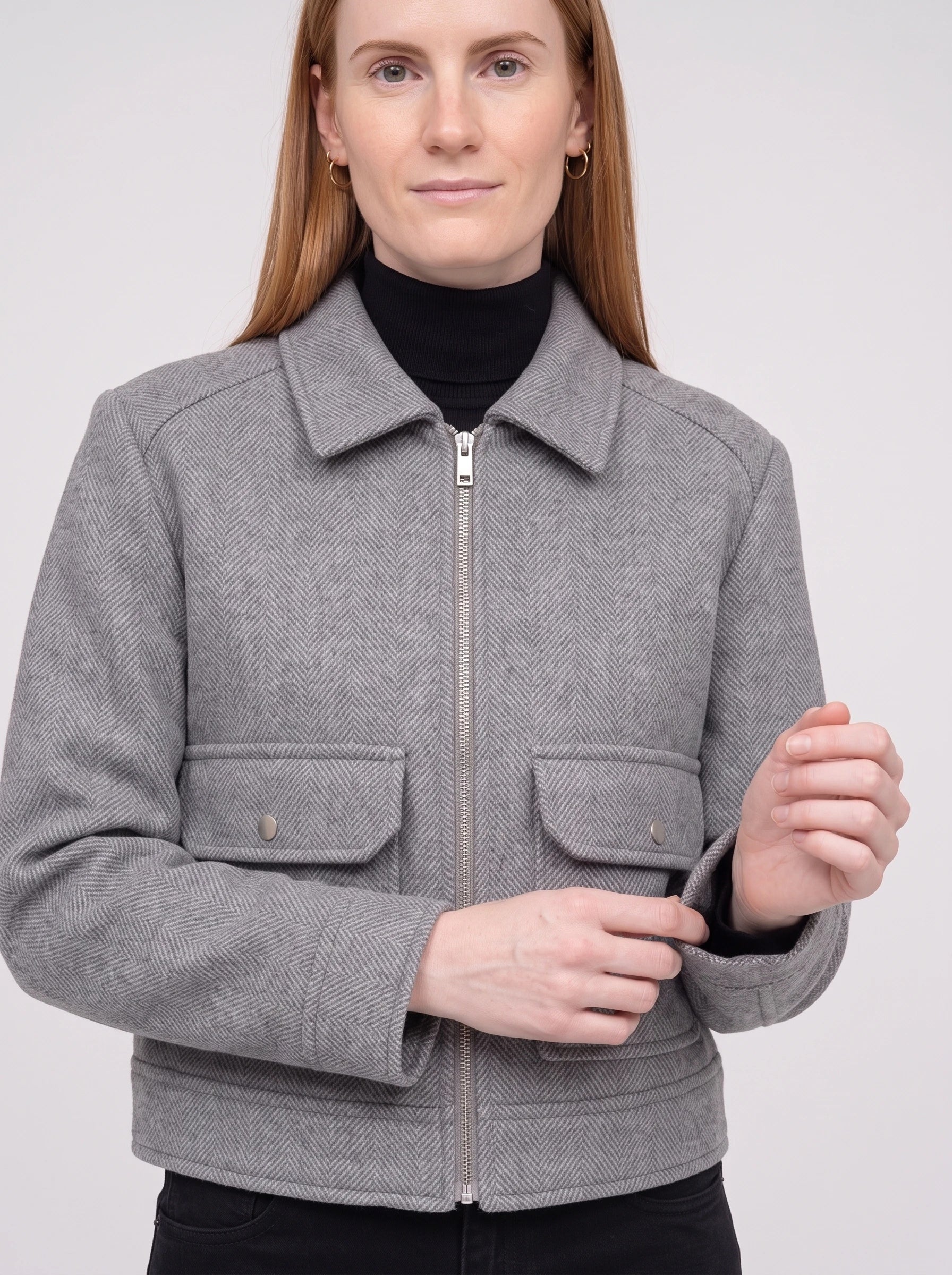Veste courte zippée en lainage gris chiné Solveig, plan rapproché en studio