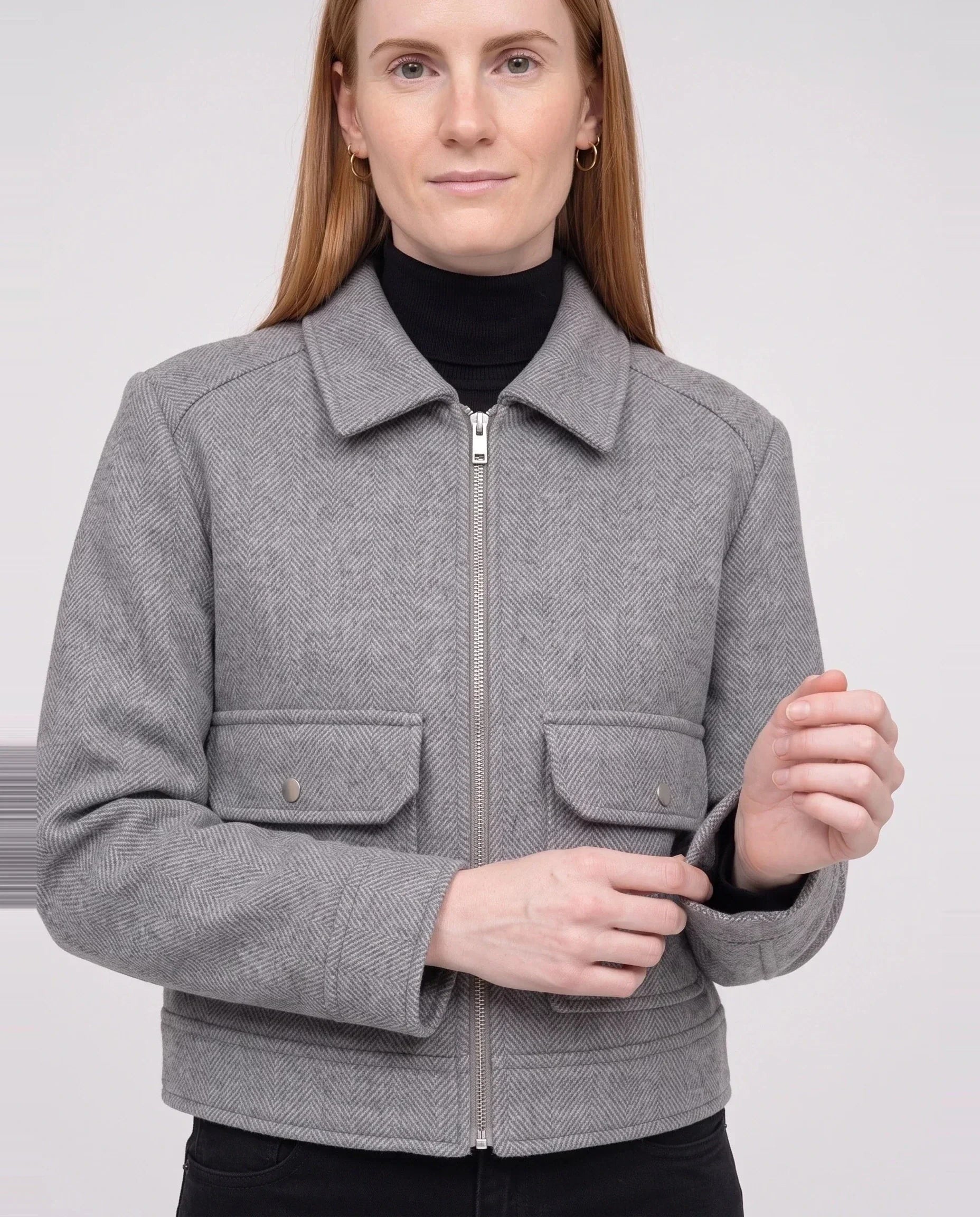 Veste courte zippée en lainage gris chiné Solveig, plan rapproché en studio