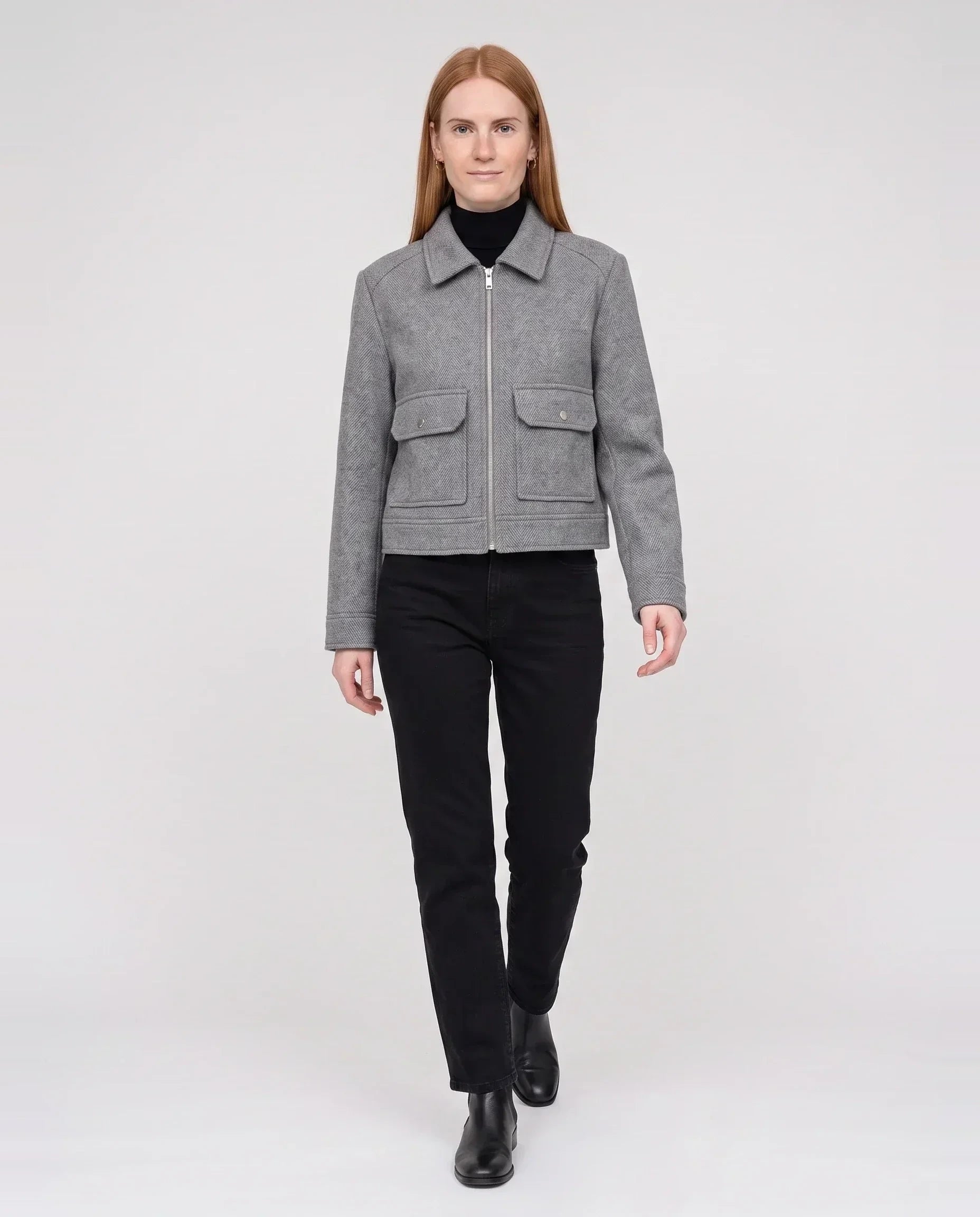 Veste courte zippée en lainage gris chiné Solveig, vue de face en studio