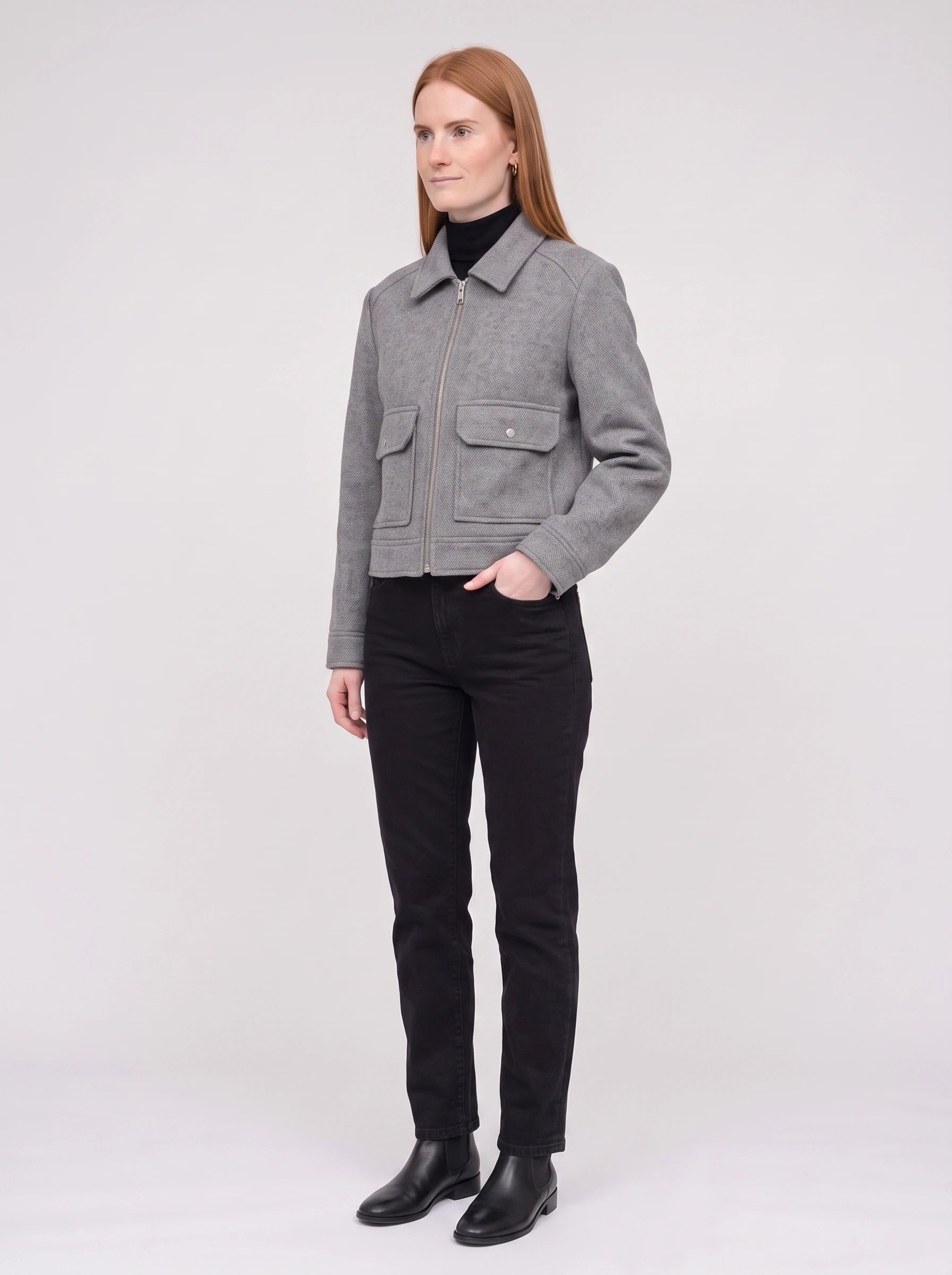 Veste courte zippée en lainage gris chiné Solveig, vue de trois quarts en studio